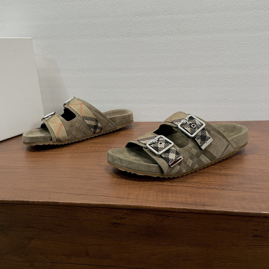 NO:850329,Burberry/Burberry's new men's checkered leather Urchin sandals. This sandal is made of soft suede cowhide and calfskin fabrics, with a checkered pattern embossed effect. It is equipped with the iconic Burberry checkered jacquard adjustable B-shaped buckle strap. The suede cowhide insole is decorated with an embossed logo, and the wavy rubber outsole is embellished with the Burberry letter logo. It is fashionable and casual!  Comes with full set of original packaging dust bag!  Code number 39-40-41-42-43-44 standard code (38/45 can be customized and returns and exchanges are not supported),,burberry,burberry,sandals,cowhide19860909Burberry/巴宝莉 新款男士格纹皮革 Urchin 凉鞋 这款凉鞋选用柔软反绒面牛皮和小牛皮面料打造,融入格纹图案压花效果,搭配标志性Burberry 格纹提花可调式B字型扣环束带,绒面牛皮革内底饰以压纹徽标,波浪形橡胶外底其上点缀 Burberry 字母徽标.上脚洋气,时尚休闲！配全套原包装防尘袋！ 码数39-40-41-42-43-44 标准码（38/45可定做不支持退换货）,,burberry,burberry,sandals,cowhide,Men's shoes