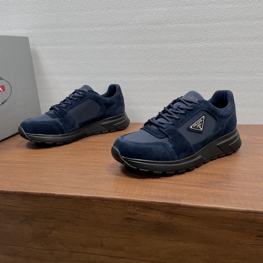 NO:850320,Prada/Prada PRAX series men's spliced ​​sports shoes. These sports shoes are made of soft suede cow leather spliced ​​nylon fabric upper, which is light and breathable, soft and comfortable, and has a modern and dynamic shape. The iconic enameled triangular metal logo is decorated on the outside, and the fabric tongue is decorated with the PRADA letter logo, which fully reflects the brand style. It is equipped with a 4cm lightweight concave and convex pattern rubber sole, with an embossed logo logo on the heel, breathable fabric lining, and red label cowhide foot pads, which are comfortable, breathable, and have a great foot feel!  Comes with full set of original packaging dust bag!  Size 38-39-40-41-42-43-44 standard leather shoe size (46 customized, non-returnable), prada, prada, sneakers, cowhide19860909Prada/普拉达 PRAX系列男士拼接运动鞋 这款运动鞋采用柔软绒面牛皮革拼接尼龙织物鞋面,轻盈透气,柔软舒适,现代造型动感十足.外侧标志性涂珐琅三角形金属徽标装饰,织物鞋舌饰以PRADA字母标识,尽显品牌格调.搭配4cm轻质凹凸花纹橡胶鞋底,后跟饰以压纹logo徽标,织物透气内里,红标牛皮垫脚,舒适透气,脚感极佳！配全套原包装防尘袋！ 尺码38-39-40-41-42-43-44 标准皮鞋尺码（46定做不退换）,,prada,prada,sneakers,cowhide,Men's shoes
