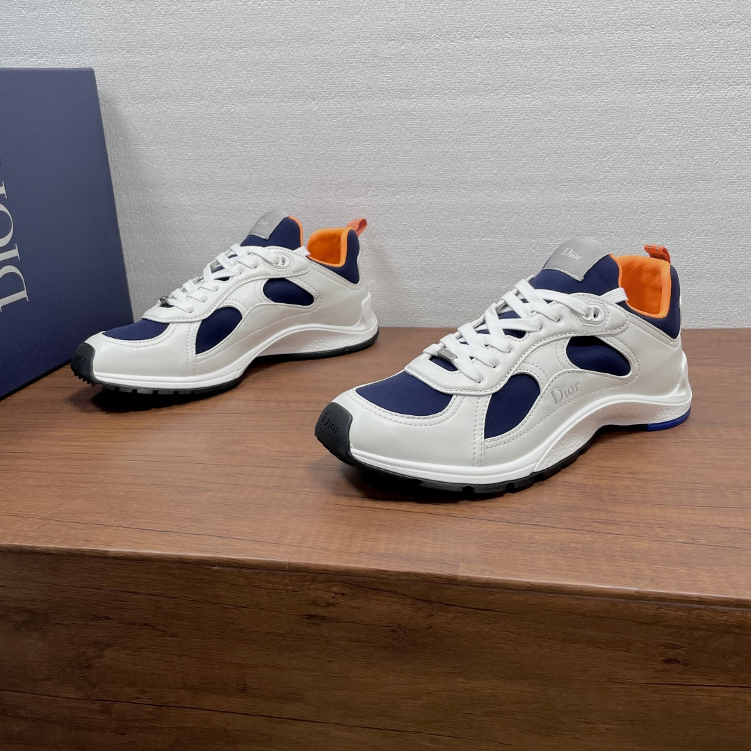 NO:850381,Dior/Dior Mile men's new slip-on lace-up sneakers. This Dior Mile sneaker incorporates the style of 1990s running shoes, showing a striking, retro aesthetic. It is made of smooth calfskin/suede and nylon fabric uppers, with an arched rubber sole and an engraved CD insert, which pays homage to Dior's New Look tailoring. The tongue and lateral side are decorated with Dior  Letter label, nylon pull tab on the back, pull-on design with laces, CD Icon logo eyelets, fabric lining feet, cleverly combines technical comfort, extraordinary lightness and high-end style details to highlight the sporty style and can enhance all kinds of casual looks. Comes with a full set of original packaging!  Size 39-40-41-42-43-44 standard leather shoe size (38/45/46 can be customized and non-returnable), dior, dior, sneakers, cowhide19860909迪奥/Dior Mile 男士新款套脚系带运动鞋 这款 Dior Mile 运动鞋融入 1990 年代跑鞋的风格,展现醒目、复古的美感,采用光滑小牛皮/绒面牛皮革和尼龙织物鞋面打造,搭配弓形橡胶鞋底搭配镌刻 CD 镶片,向 Dior 的 New Look 剪裁致敬.鞋舌及外侧饰以Dior 字母标签,后侧配有尼龙提拉环,套穿式设计并配有鞋带,搭配 CD Icon 标志孔眼,织物内里垫脚,将科技舒适性、非凡轻盈感与高订风格细节巧妙融合,彰显运动风范,可为各式休闲造型提升格.配全套原包装！ 码数39-40-41-42-43-44 标准皮鞋码（38/45/46可定做不退换）,,dior,dior,sneakers,cowhide,Men's shoes