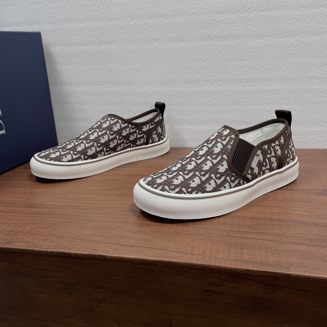 NO:850374,Dior/Dior men's lace-up casual shoes. This casual shoe is fashionable and chic. It is made of Oblique printed fabric and matte cow leather upper. It has a retro shape. The lace-up style is equipped with felt laces, the tongue is decorated with a web logo label, and the heel is equipped with a web heel. It is equipped with a round toe and grosgrain topstitch details. It is unique, lightweight and comfortable. It is equipped with a white rubber sole with a Dior logo patch on the heel and a cannage pattern engraved on the bottom. It is a Dior  A new classic item. It can be matched with all kinds of men's clothing styles, showing a fashionable and simple style. Full cowhide lining, sweat-absorbent and breathable foot pads, light, comfortable and breathable on the feet!  Comes with full original packaging!  Size 39-40-41-42-43-44 standard leather shoe size (38/45/46 can be customized and non-returnable),, dior, dior, cowhide19860909迪奥/Dior 男士系带休闲便鞋 这款便鞋时尚别致,采用Oblique 印花织物面料和雾面牛皮革鞋面打造,复古造型,系带款式配有毛毡鞋带,鞋舌饰有织带logo标签,后跟配有织带鞋提,搭配圆形鞋头和罗缎缉面线细节,别具一格,款式轻盈舒适.搭配白色橡胶鞋底后跟饰以 Dior 标志补丁,底部镌刻有藤格纹图案,是 Dior 全新经典单品.可与各式男装造型搭配,彰显时尚简约的风范.全牛皮内里,吸汗透气垫脚加持,上脚轻便舒适透气！配全套原包装！ 码数39-40-41-42-43-44 标准皮鞋码（38/45/46可定做不退换）,,dior,dior,cowhide,Men's shoes
