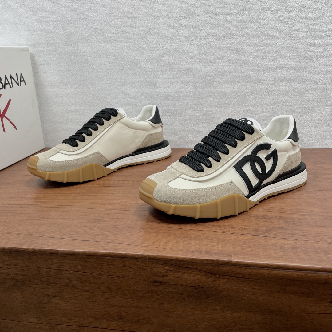 NO:850364,Dolce&Gabbana/Dolce & Gabbana Men's Athletic Fabric Sneakers  This sneaker is made of suede cow leather spliced with nylon fabric upper, embedded with calfskin trim details, and the capital 'DG' logo on the side is unique and contrasting in style. The style is fashionable and versatile. The shoe body is decorated with DG logos in many places, and the heel is decorated with an embossed logo logo, which presents a dazzling and modern new language. The cowhide lining is equipped with logo cowhide foot pads and a rubber outsole, making the upper foot fashionable and elegant!  Comes with a full set of packaging!  Size 39-40-41-42-43-44 leather shoe size (38/45 can be customized but does not support returns),,Dolce&Gabbana,Dolce&Gabbana,sneakers,cowhide19860909Dolce&Gabbana/杜嘉班纳 男士Athletic织物运动鞋 这款运动鞋采用绒面牛皮革拼接尼龙织物鞋面,嵌入小牛皮饰边细节,侧面大写“DG”字母标识别具一格,撞色风格设计,款式时尚百搭.鞋身多处饰有DG标识,后跟饰有压纹logo标识,以一种耀眼而充满现代气息的新语言呈现.牛皮内里配以徽标牛皮垫脚,搭配橡胶大底,上脚时尚大气！配全套全包装！ 码数39-40-41-42-43-44 皮鞋码（38/45可定做但不支持退换）,,Dolce&Gabbana,Dolce&Gabbana,sneakers,cowhide,Men's shoes