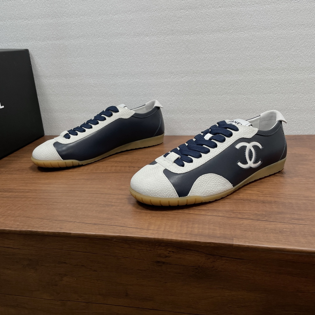 NO:854801,CHANEL/Chanel men's new 26P series moral training shoes. This sneaker uses smooth calfskin stitched with suede effect suede upper. The tongue is decorated with a webbing logo. The outside is embellished with the classic double C logo. The heel is equipped with a foldable patch. It is highly recognizable. The soft lambskin lining is equipped with high elasticity.  EVA insoles, paired with light and flexible raw rubber soles, about 2.5cm thick, versatile styles, light on the foot, fashionable and practical, complete with original packaging!  Size 39-40-41-42-43-44 Standard leather shoe size (38/45 custom-made, non-returnable), chanel, chanel, sneakers, cowhide, sheepskin, chamois leather19860909CHANEL/香奈儿 男士新款26P系列德训鞋 这款运动鞋采用光滑小牛皮拼接麂皮效果牛反绒鞋面,鞋舌饰有织带logo标识,外侧点缀经典双C徽标,后跟配有可翻折饰片,超具辨识度,柔软胎羊皮内里配以高弹 EVA鞋垫,搭配轻薄柔韧生胶鞋底,厚度约2.5cm,款式百搭,上脚脚感轻,时尚又实用,配全套原包装！ 码数39-40-41-42-43-44 标准皮鞋尺码（38/45定做不退换）,,chanel,chanel,sneakers,cowhide,sheepskin,chamois leather,Men's shoes