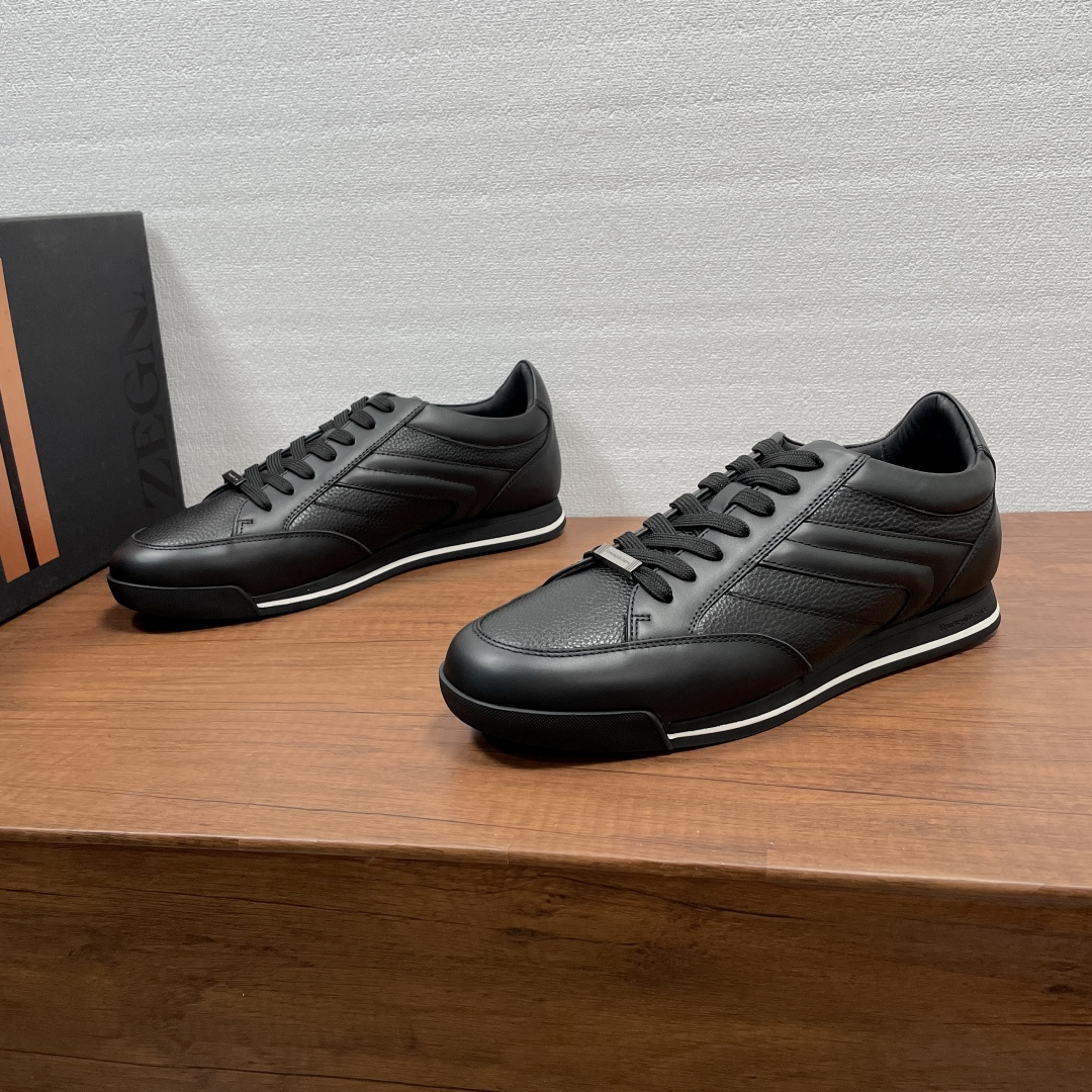 NO:850417,Code Zegna/Jegna men's new thin-soled lightweight moral training shoes, top-quality products produced in Dongguan!  This casual shoe outlines a fashionable silhouette with simple strokes. The upper is made of smooth cow leather spliced ​​with grained cow leather. The style is simple and full of texture. The cotton lace-up is decorated with a metal logo, the logo is embossed on the tongue, and the brand badge is embossed on the heel. It is equipped with a contrasting laminated rubber thin sole, a cowhide breathable fabric mixed lining, and an embossed logo cowhide foot pad. It is lightweight and comfortable, and will not be tiring after long-term wear. It comes with a complete package!  Size 39-40-41-42-43-44 Leather shoe size (45 can be customized and does not support returns) Item number 467Z- black,,zegna,cowhide19860909编码 Zegna/杰尼亚 男士新款薄底轻质德训鞋 莞产顶级精品！这款便鞋以简约笔触勾勒时尚轮廓,鞋面采用光滑牛皮革拼接粒面牛皮革打造,款式简约,质感十足.棉系带配以金属徽标装饰,鞋舌压印logo标识,后跟压印品牌徽章,搭配撞色夹层橡胶薄底,牛皮透气织物混合内里,压纹徽标牛皮垫脚,轻质舒适,久穿不累,配全套包装！ 尺码39-40-41-42-43-44 皮鞋码（45可定做不支持退换） 货号467Z- 黑色,,zegna,cowhide,Men's shoes