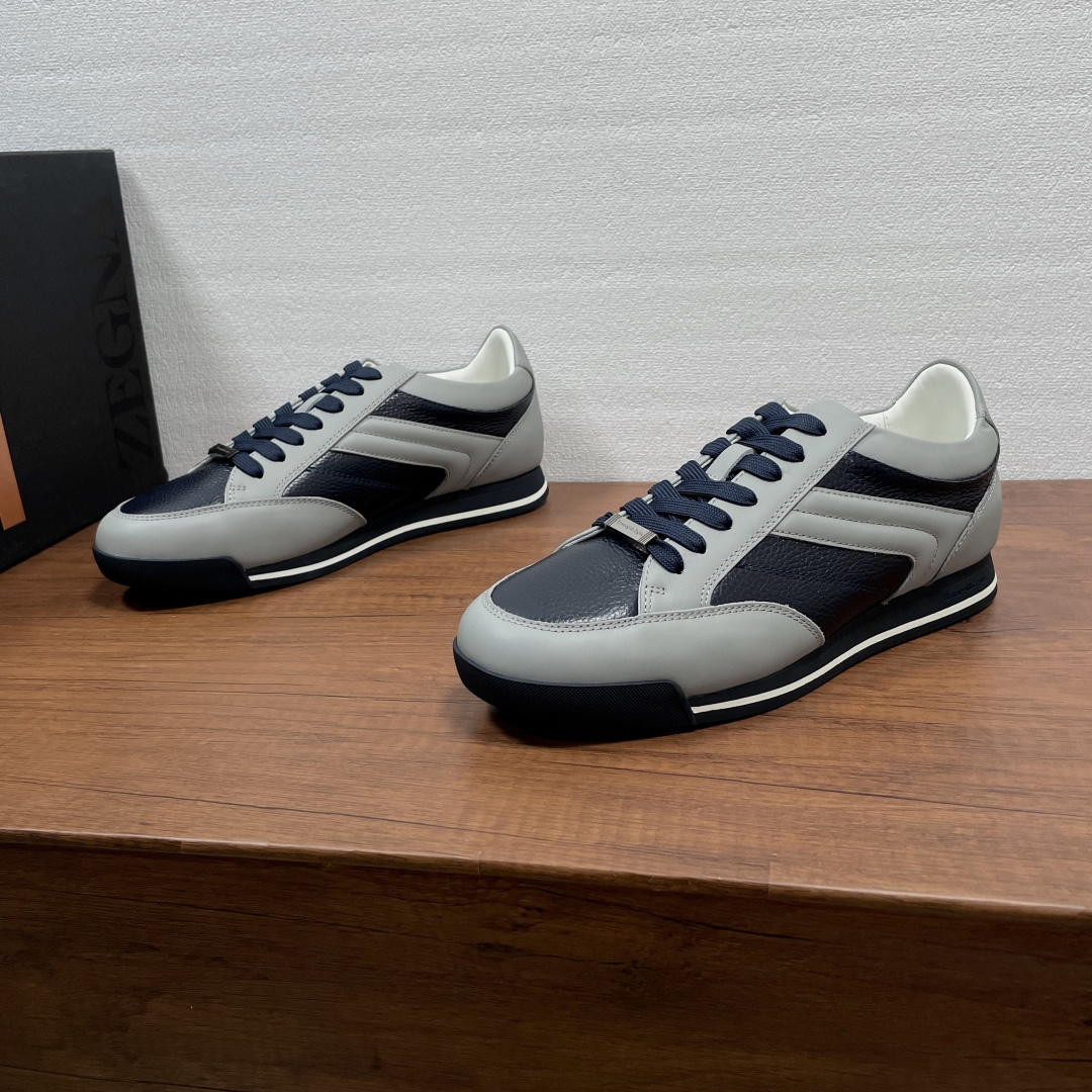 NO:850427,Code Zegna/Jegna men's new thin-soled lightweight moral training shoes, top-quality products produced in Dongguan!  This casual shoe outlines a fashionable silhouette with simple strokes. The upper is made of smooth cow leather spliced ​​with grained cow leather. The style is simple and full of texture. The cotton lace-up is decorated with a metal logo, the logo is embossed on the tongue, and the brand badge is embossed on the heel. It is equipped with a contrasting laminated rubber thin sole, a cowhide breathable fabric mixed lining, and an embossed logo cowhide foot pad. It is lightweight and comfortable, and will not be tiring after long-term wear. It comes with a complete package!  Size 39-40-41-42-43-44 Leather shoe size (45 can be customized and does not support returns) Item number 467Z- gray blue, zegna, cowhide19860909编码 Zegna/杰尼亚 男士新款薄底轻质德训鞋 莞产顶级精品！这款便鞋以简约笔触勾勒时尚轮廓,鞋面采用光滑牛皮革拼接粒面牛皮革打造,款式简约,质感十足.棉系带配以金属徽标装饰,鞋舌压印logo标识,后跟压印品牌徽章,搭配撞色夹层橡胶薄底,牛皮透气织物混合内里,压纹徽标牛皮垫脚,轻质舒适,久穿不累,配全套包装！ 尺码39-40-41-42-43-44 皮鞋码（45可定做不支持退换） 货号467Z- 灰蓝,,zegna,cowhide,Men's shoes