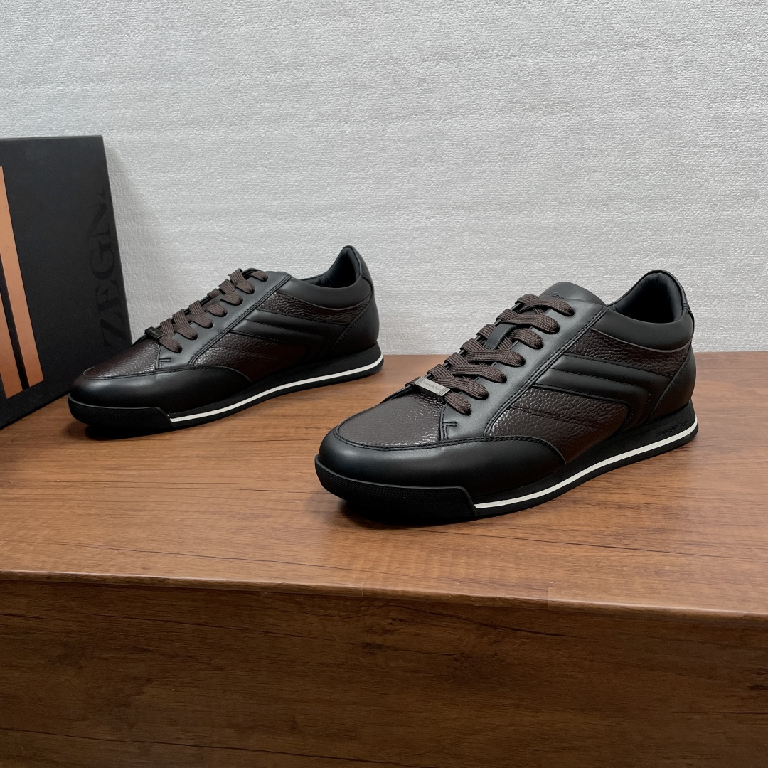 NO:850437,Code Zegna/Jegna men's new thin-soled lightweight moral training shoes, top-quality products produced in Dongguan!  This casual shoe outlines a fashionable silhouette with simple strokes. The upper is made of smooth cow leather spliced ​​with grained cow leather. The style is simple and full of texture. The cotton lace-up is decorated with a metal logo, the logo is embossed on the tongue, and the brand badge is embossed on the heel. It is equipped with a contrasting laminated rubber thin sole, a cowhide breathable fabric mixed lining, and an embossed logo cowhide foot pad. It is lightweight and comfortable, and will not be tiring after long-term wear. It comes with a complete package!  Size 39-40-41-42-43-44 Leather shoe size (45 can be customized and does not support returns) Item number 467Z- Heika,,zegna,cowhide19860909编码 Zegna/杰尼亚 男士新款薄底轻质德训鞋 莞产顶级精品！这款便鞋以简约笔触勾勒时尚轮廓,鞋面采用光滑牛皮革拼接粒面牛皮革打造,款式简约,质感十足.棉系带配以金属徽标装饰,鞋舌压印logo标识,后跟压印品牌徽章,搭配撞色夹层橡胶薄底,牛皮透气织物混合内里,压纹徽标牛皮垫脚,轻质舒适,久穿不累,配全套包装！ 尺码39-40-41-42-43-44 皮鞋码（45可定做不支持退换） 货号467Z- 黑咖,,zegna,cowhide,Men's shoes