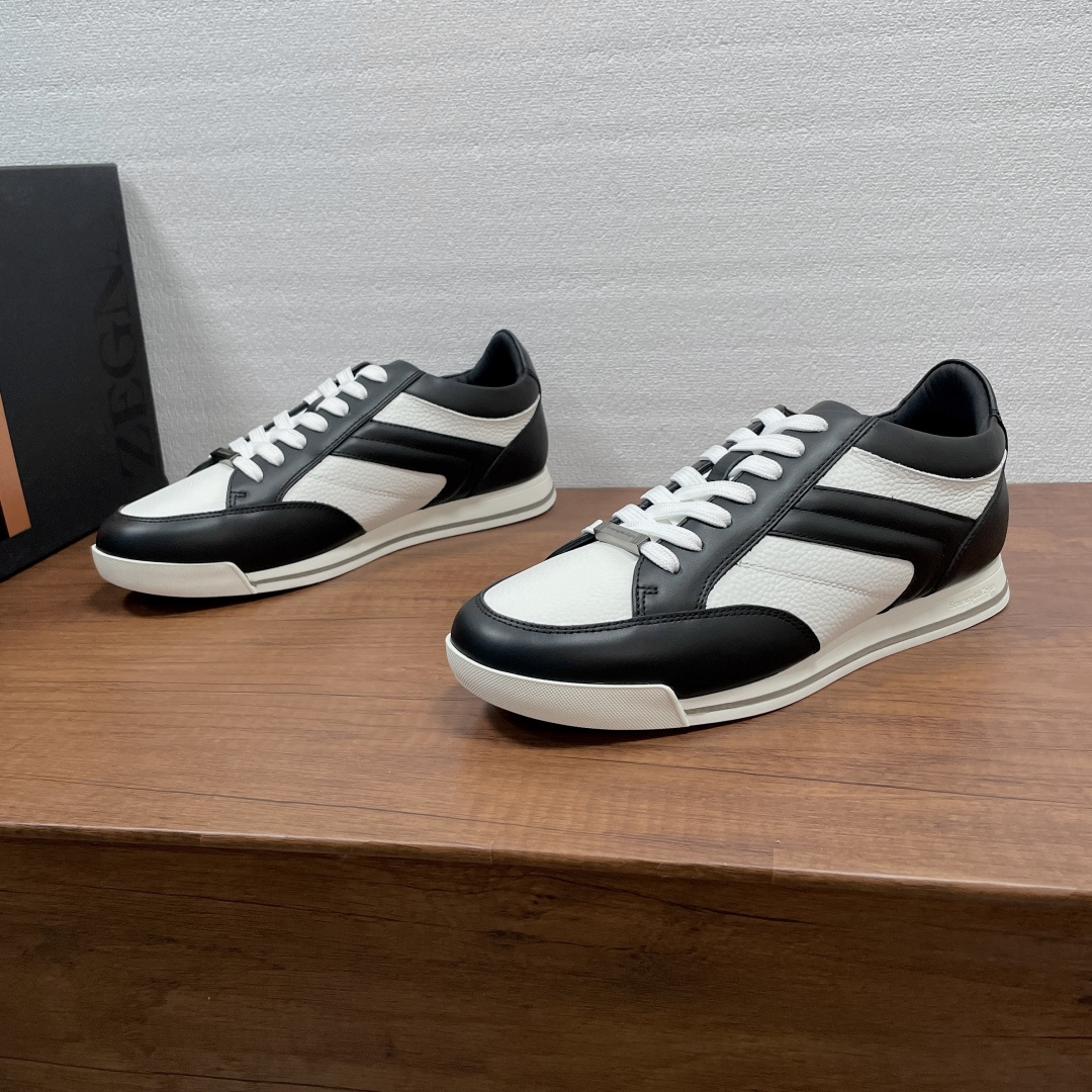 NO:850447,Code Zegna/Jegna men's new thin-soled lightweight moral training shoes, top-quality products produced in Dongguan!  This casual shoe outlines a fashionable silhouette with simple strokes. The upper is made of smooth cow leather spliced ​​with grained cow leather. The style is simple and full of texture. The cotton lace-up is decorated with a metal logo, the logo is embossed on the tongue, and the brand badge is embossed on the heel. It is equipped with a contrasting laminated rubber thin sole, a cowhide breathable fabric mixed lining, and an embossed logo cowhide foot pad. It is lightweight and comfortable, and will not be tiring after long-term wear. It comes with a complete package!  Size 39-40-41-42-43-44 Leather shoe size (45 can be customized and does not support returns) Item number 467Z- black and white,,zegna,cowhide19860909编码 Zegna/杰尼亚 男士新款薄底轻质德训鞋 莞产顶级精品！这款便鞋以简约笔触勾勒时尚轮廓,鞋面采用光滑牛皮革拼接粒面牛皮革打造,款式简约,质感十足.棉系带配以金属徽标装饰,鞋舌压印logo标识,后跟压印品牌徽章,搭配撞色夹层橡胶薄底,牛皮透气织物混合内里,压纹徽标牛皮垫脚,轻质舒适,久穿不累,配全套包装！ 尺码39-40-41-42-43-44 皮鞋码（45可定做不支持退换） 货号467Z- 黑白,,zegna,cowhide,Men's shoes