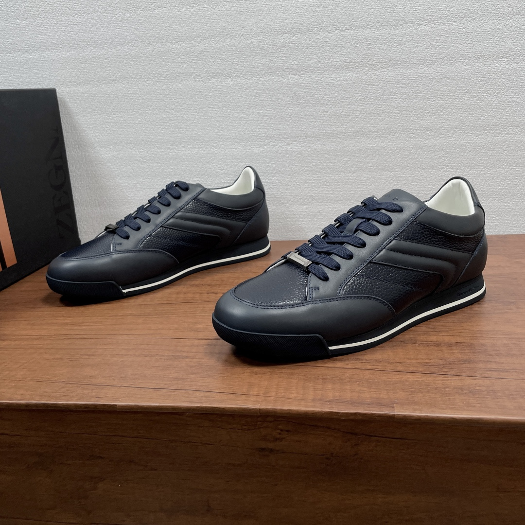 NO:850458,Code Zegna/Jegna men's new thin-soled lightweight moral training shoes, top-quality products produced in Dongguan!  This casual shoe outlines a fashionable silhouette with simple strokes. The upper is made of smooth cow leather spliced ​​with grained cow leather. The style is simple and full of texture. The cotton lace-up is decorated with a metal logo, the logo is embossed on the tongue, and the brand badge is embossed on the heel. It is equipped with a contrasting laminated rubber thin sole, a cowhide breathable fabric mixed lining, and an embossed logo cowhide foot pad. It is lightweight and comfortable, and will not be tiring after long-term wear. It comes with a complete package!  Size 39-40-41-42-43-44 Leather shoe size (45 can be customized and does not support returns) Item number 467Z- blue,,zegna,cowhide19860909编码 Zegna/杰尼亚 男士新款薄底轻质德训鞋 莞产顶级精品！这款便鞋以简约笔触勾勒时尚轮廓,鞋面采用光滑牛皮革拼接粒面牛皮革打造,款式简约,质感十足.棉系带配以金属徽标装饰,鞋舌压印logo标识,后跟压印品牌徽章,搭配撞色夹层橡胶薄底,牛皮透气织物混合内里,压纹徽标牛皮垫脚,轻质舒适,久穿不累,配全套包装！ 尺码39-40-41-42-43-44 皮鞋码（45可定做不支持退换） 货号467Z- 蓝色,,zegna,cowhide,Men's shoes