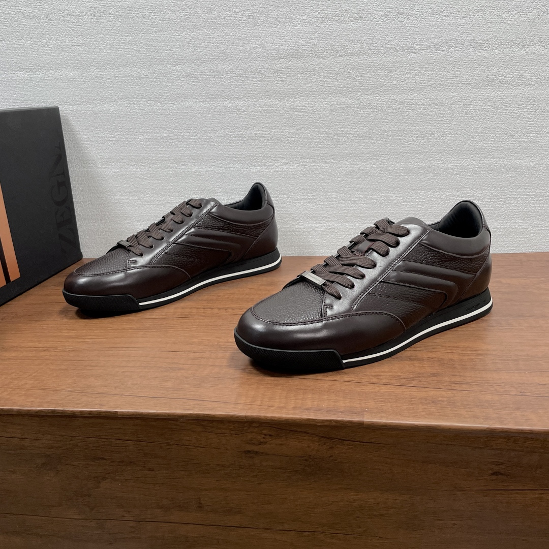 NO:850468,Code Zegna/Jegna men's new thin-soled lightweight moral training shoes, top-quality products produced in Dongguan!  This casual shoe outlines a fashionable silhouette with simple strokes. The upper is made of smooth cow leather spliced ​​with grained cow leather. The style is simple and full of texture. The cotton lace-up is decorated with a metal logo, the logo is embossed on the tongue, and the brand badge is embossed on the heel. It is equipped with a contrasting laminated rubber thin sole, a cowhide breathable fabric mixed lining, and an embossed logo cowhide foot pad. It is lightweight and comfortable, and will not be tiring after long-term wear. It comes with a complete package!  Size 39-40-41-42-43-44 Leather shoe size (45 can be customized and does not support returns) Item number 467Z- coffee color, zegna, cowhide19860909编码 Zegna/杰尼亚 男士新款薄底轻质德训鞋 莞产顶级精品！这款便鞋以简约笔触勾勒时尚轮廓,鞋面采用光滑牛皮革拼接粒面牛皮革打造,款式简约,质感十足.棉系带配以金属徽标装饰,鞋舌压印logo标识,后跟压印品牌徽章,搭配撞色夹层橡胶薄底,牛皮透气织物混合内里,压纹徽标牛皮垫脚,轻质舒适,久穿不累,配全套包装！ 尺码39-40-41-42-43-44 皮鞋码（45可定做不支持退换） 货号467Z- 咖色,,zegna,cowhide,Men's shoes