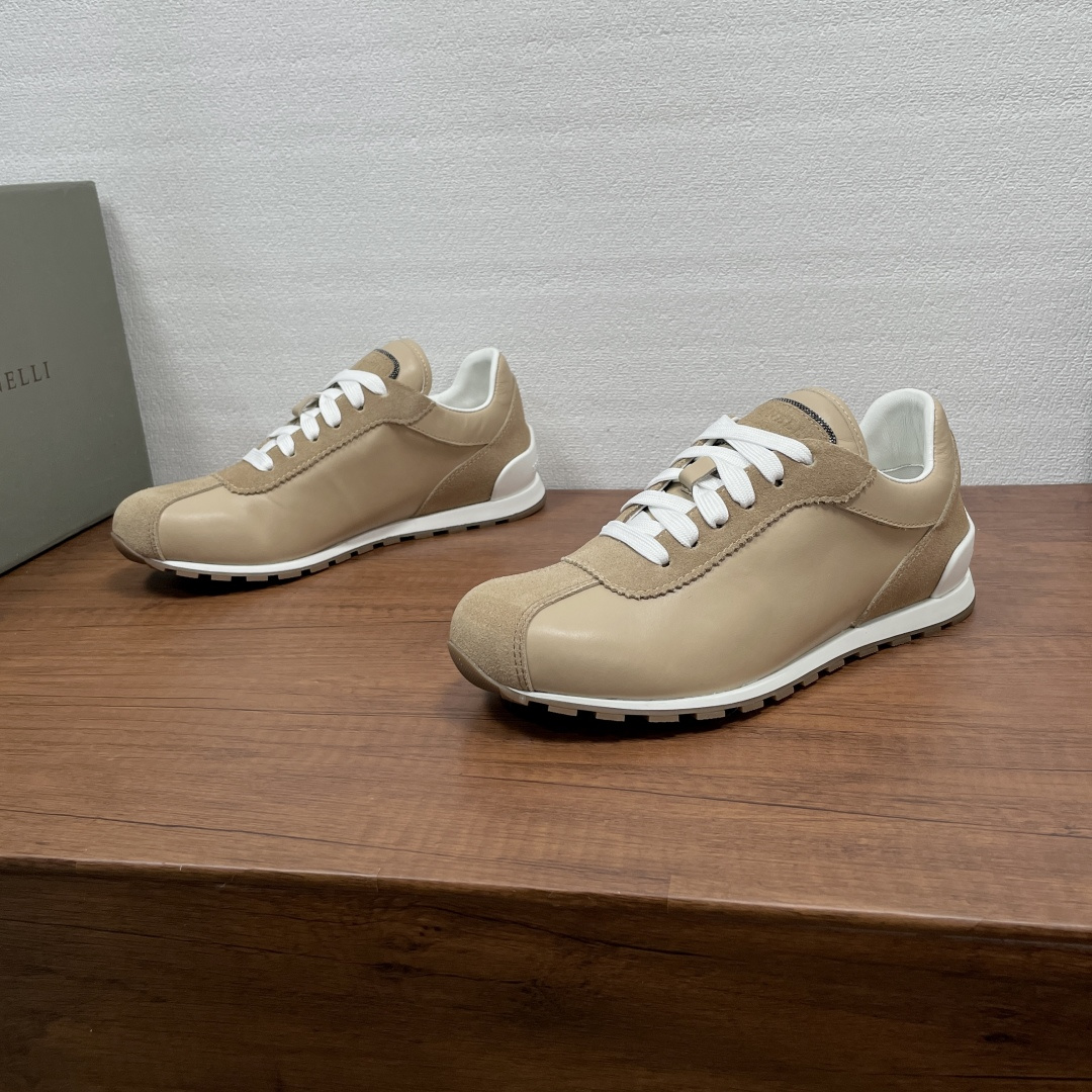 NO:850346,Brunello Cucinelli couple's leather stitching moral training shoes  Italian luxury brand Brunello Cucinelli's moral training shoes have launched a new golf and tennis series. They are made of smooth calf leather and suede cow leather. The tongue is embellished with an embossed logo and is decorated with fine beaded embroidery.  The details of the wave stitching are super exquisite. The shoe has a slender shape, a soft rubber sole design, and a full cowhide lining. It is comfortable to wear and can be easily used for commuting, sports, and travel. It is low-key and luxurious, versatile and can be easily worn regardless of style. It is a must-have item for 'old money style' wear!  Comes with drawer-style original box packaging and dust bag!  Women's size 36-37-38-39-40 (35/41 can be customized and non-returnable) Men's size 39-40-41-42-43-44 (45 can be customized and non-returnable) Standard leather shoe size, brunello cucinelli, cowhide19860909Brunello Cucinelli 情侣款皮革拼接德训鞋 意大利奢侈品牌BrunelloCucinelli的德训鞋,全新推出高尔夫网球系列款式,采用光滑小牛皮拼接绒面牛皮革打造,鞋舌点缀压纹logo标识,并饰以细镶珠线刺绣,波浪缝线细节超精致.鞋型修长,橡胶软薄底设计,全牛皮内里垫脚,穿着舒适,通勤,运动,出游都能轻松驾驭.低调奢华,百搭不挑风格,都能轻松hold住,是'老钱风'穿搭必备单品！配抽屉式原盒包装及防尘袋！ 女码36-37-38-39-40（35/41可定做不退换） 男码39-40-41-42-43-44（45可定做不退换） 标准皮鞋码,,brunello cucinelli,cowhide,Men's shoes