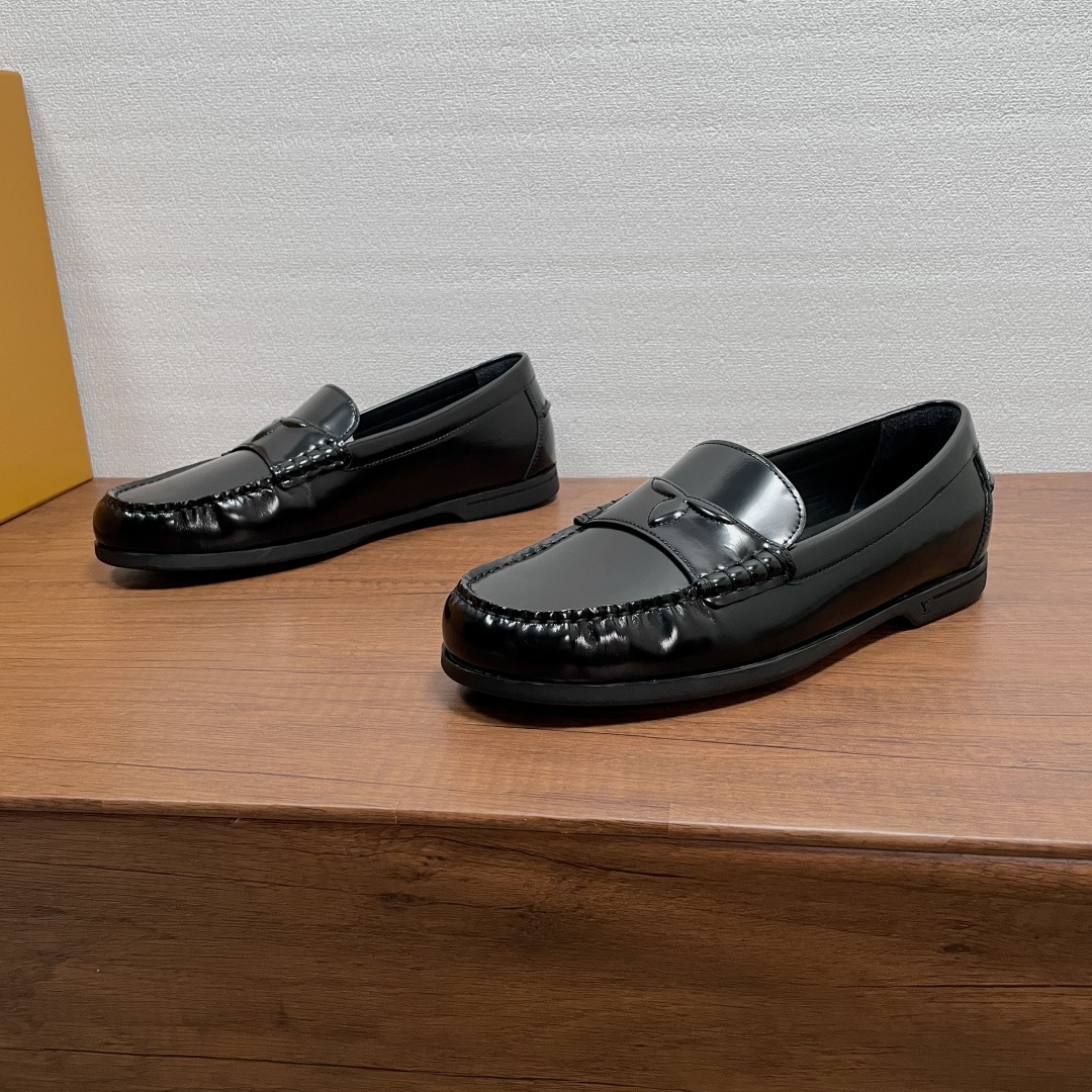 NO:850907,Coded LV Croisette men's loafers. These loafers are made of waxed cowhide leather uppers, with a light and comfortable rubber outsole. The sole ridges are decorated with Damier patterns, which perfectly combines elegance and comfort. Monogram flowers are embossed on the upper straps, expressing the academic atmosphere from a new perspective. Full cowhide lining, cowhide feet embellished with LV letters, each detail reveals the charm of craftsmanship. It is light, comfortable and breathable on the foot!  Comes with a full set of original packaging, dust bags and exclusive branded aircraft box!  Size 39-40-41-42-43-44-45 Standard leather shoe size (38/46 can be customized and non-returnable) Item No. 1AJR glossy loafers black, louis vuitton, loafers, cowhide19860909编码 LV Croisette 男士乐福鞋 这款乐福鞋以蜡面牛皮革裁制鞋面,搭配轻盈舒软的橡胶外底,鞋底凸纹饰有 Damier 图案,令典雅风尚与舒适脚感巧妙相遇.鞋面饰带压印 Monogram 花卉,以崭新视角抒写学院气息.全牛皮内里,牛皮垫脚点缀 LV 字母,细节间流露匠心气韵.上脚轻便舒适透气！配全套原包装防尘袋专属品牌飞机盒！ 码数39-40-41-42-43-44-45 标准皮鞋码（38/46可定做不退换） 货号1AJR亮面乐福鞋 黑色,,louis vuitton,loafers,cowhide,Men's shoes