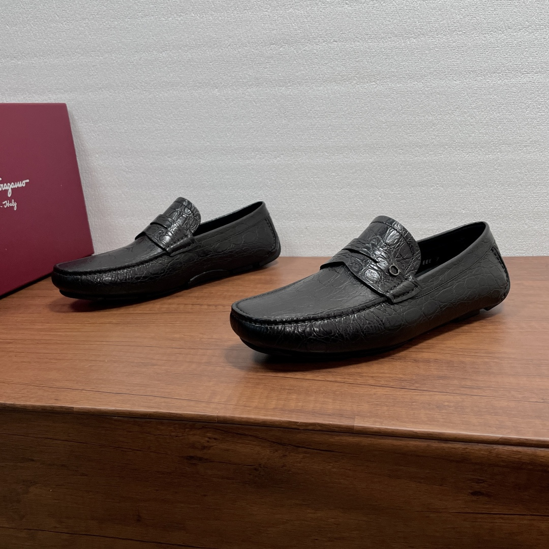 NO:853528,FERRAGAMO/Gancini buckle driving shoes Peas shoes  This casual shoe continues the design of the classic beanie shoe, highlighting its elegance. It is easy to slip on and off and practical. It is made of imported crocodile pattern leather. The leather is soft and has a natural texture. It is equipped with a classic penny horizontal strap and the iconic Gancin on the front.  i buckle, elegant style meets casual temperament, full calfskin inner foot pads, showing an amazing flexible texture. The shoe body is fully covered, with a lightweight TPU rubber injected bean sole, and the bottom is decorated with a logo, making it light, soft and comfortable on the foot!  Comes with original box and dust bag!  Size 39-40-41-42-43-44 Standard leather shoe size (38/45 can be customized but does not support returns) Item No. 72171 Black, ferragamo, cowhide19860909FERRAGAMO/Gancini扣驾车鞋豆豆鞋 这款便鞋延续经典豆豆鞋设计,彰显优雅气质,一脚蹬提供穿脱便捷和实用性,采用进口鳄鱼纹皮革打造,皮料柔软,纹理自然,正面配以经典便士横饰带及标志性Gancini扣饰,优雅型格邂逅随性气质,全小牛皮内里脚垫,呈现令人惊艳的柔韧质感.鞋身全包设计,搭配轻盈TPU橡胶射出豆豆鞋底,底部饰有logo标识,上脚轻便柔软舒适！配原盒包装防尘袋！ 码数39-40-41-42-43-44 标准皮鞋尺码（38/45可定做但不支持退换） 货号72171 黑色,,ferragamo,cowhide,Men's shoes