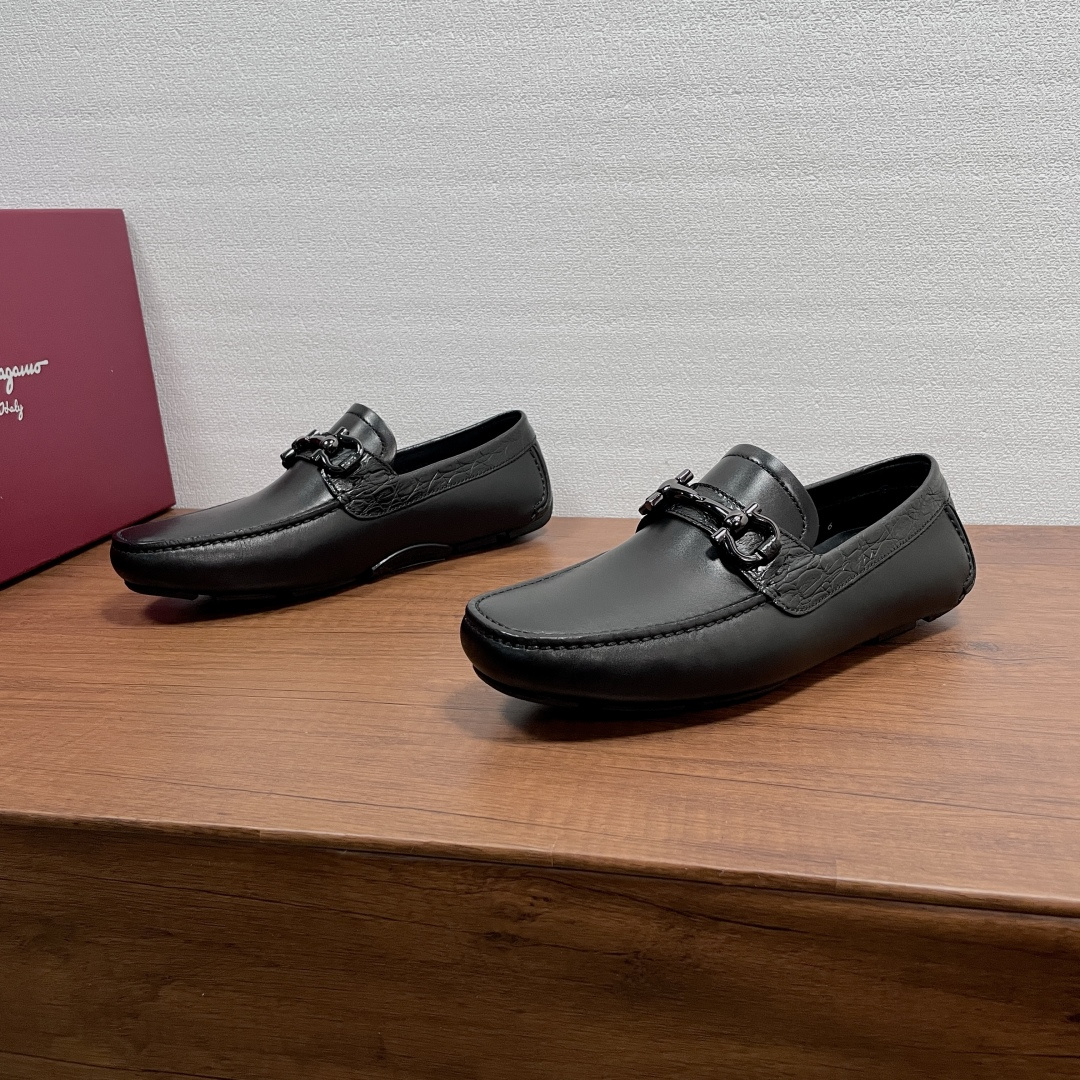 NO:853538,FERRAGAMO Classic Horsebit Driving Shoes Peas Shoes  This casual shoe continues the design of the classic beanie shoe, highlighting its elegance. It is easy to slip on and off and practical. It is made of imported calf leather and crocodile pattern leather. The leather is soft and has a natural texture. It is equipped with a crocodile pattern horizontal strap and iconic metal on the front.  Horsebit buckle decoration, elegant style meets casual temperament, full calfskin inner foot pads, showing an amazing flexible texture. The shoe body is fully covered, with lightweight TPU rubber injected bean soles, and the bottom is decorated with logo logo, making it light, soft and comfortable on the foot!  Comes with original box and dust bag!  Size 39-40-41-42-43-44 Standard leather shoe size (38/45 can be customized but does not support returns) Item No. 72172 Black, ferragamo, cowhide19860909FERRAGAMO 经典马衔扣驾车鞋豆豆鞋 这款便鞋延续经典豆豆鞋设计,彰显优雅气质,一脚蹬提供穿脱便捷和实用性,采用进口小牛皮面拼接鳄鱼纹皮革打造,皮料柔软,纹理自然,正面配以鳄鱼纹横饰带及标志性金属马衔扣饰,优雅型格邂逅随性气质,全小牛皮内里脚垫,呈现令人惊艳的柔韧质感.鞋身全包设计,搭配轻盈TPU橡胶射出豆豆鞋底,底部饰有logo标识,上脚轻便柔软舒适！配原盒包装防尘袋！ 码数39-40-41-42-43-44 标准皮鞋尺码（38/45可定做但不支持退换） 货号72172 黑色,,ferragamo,cowhide,Men's shoes