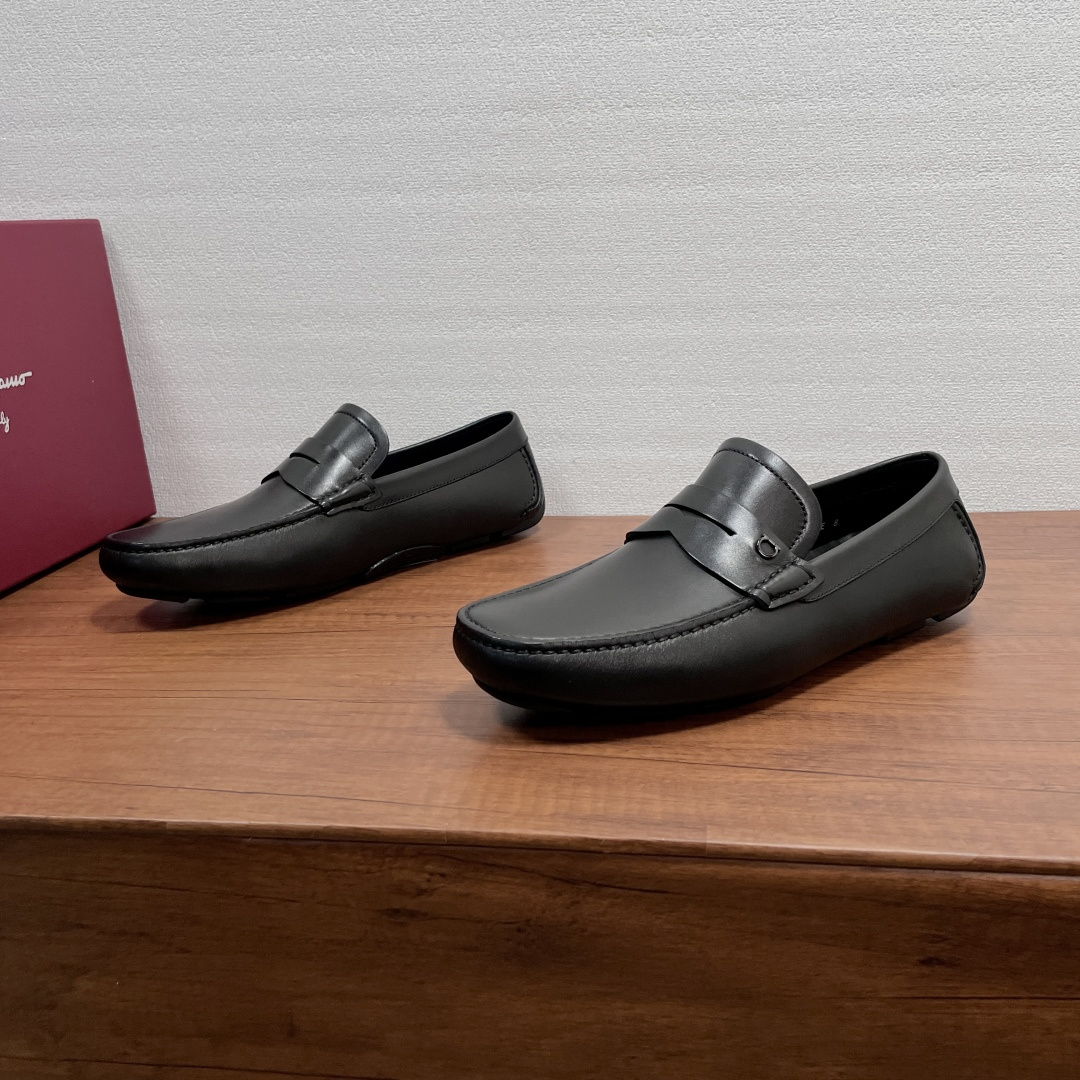 NO:853560,FERRAGAMO Gancini buckle driving shoes Peas shoes  This casual shoe continues the design of the classic beanie shoe, highlighting its elegance. It is easy to slip on and off and practical. It is made of imported calf leather. The leather is soft and delicate. It is equipped with a classic penny horizontal strap and the iconic Gancini buckle on the front.  Decoration, elegant style meets casual temperament, full calf leather lining foot pads, showing an amazing flexible texture. The shoe body is fully covered, with lightweight TPU rubber injected pebble soles, decorated with logo logo on the bottom, light, soft and comfortable on the feet!  Comes with original box and dust bag!  Size 39-40-41-42-43-44 Standard leather shoe size (38/45 can be customized but does not support returns) Item No. 72173 Black, ferragamo, cowhide19860909FERRAGAMO Gancini扣驾车鞋豆豆鞋 这款便鞋延续经典豆豆鞋设计,彰显优雅气质,一脚蹬提供穿脱便捷和实用性,采用进口小牛皮革打造,皮料柔软细腻,正面配以经典便士横饰带及标志性Gancini扣饰,优雅型格邂逅随性气质,全小牛皮内里脚垫,呈现令人惊艳的柔韧质感.鞋身全包设计,搭配轻盈TPU橡胶射出豆豆鞋底,底部饰有logo标识,上脚轻便柔软舒适！配原盒包装防尘袋！ 码数39-40-41-42-43-44 标准皮鞋尺码（38/45可定做但不支持退换） 货号72173 黑色,,ferragamo,cowhide,Men's shoes