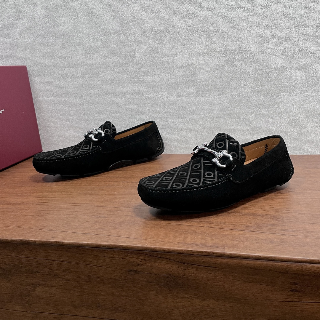 NO:853670,FERRAGAMO Metal Horsebit Driving Shoes Peas Shoes  This casual shoe continues the design of the classic beanie shoe, highlighting its elegance. It is easy to slip on and off and is practical. It is made of soft suede cow leather. The iconic logo letter logo is embossed on the upper, and is equipped with a suede cowhide horizontal strap and a classic metal horse bit.  Buckle, elegant style meets casual temperament, natural dyed calfskin inner foot pads, showing an amazing flexible texture. The shoe body is fully covered, with a lightweight TPU rubber injected bean sole, and the bottom is decorated with a logo, making it light, soft and comfortable on the foot!  Comes with original box and dust bag!  Size 39-40-41-42-43-44 Standard leather shoe size (38/45 can be customized but does not support returns) Item No. 62179 Black, ferragamo, cowhide19860909FERRAGAMO 金属马衔扣驾车鞋豆豆鞋 这款便鞋延续经典豆豆鞋设计,彰显优雅气质,一脚蹬提供穿脱便捷和实用性,采用柔软绒面牛皮革打造,鞋面压印标志性logo字母徽标,配以绒面牛皮横饰带及经典金属马衔扣饰,优雅型格邂逅随性气质,本染小牛皮内里脚垫,呈现令人惊艳的柔韧质感.鞋身全包设计,搭配轻盈TPU橡胶射出豆豆鞋底,底部饰有logo标识,上脚轻便柔软舒适！配原盒包装防尘袋！ 码数39-40-41-42-43-44 标准皮鞋尺码（38/45可定做但不支持退换） 货号62179 黑色,,ferragamo,cowhide,Men's shoes