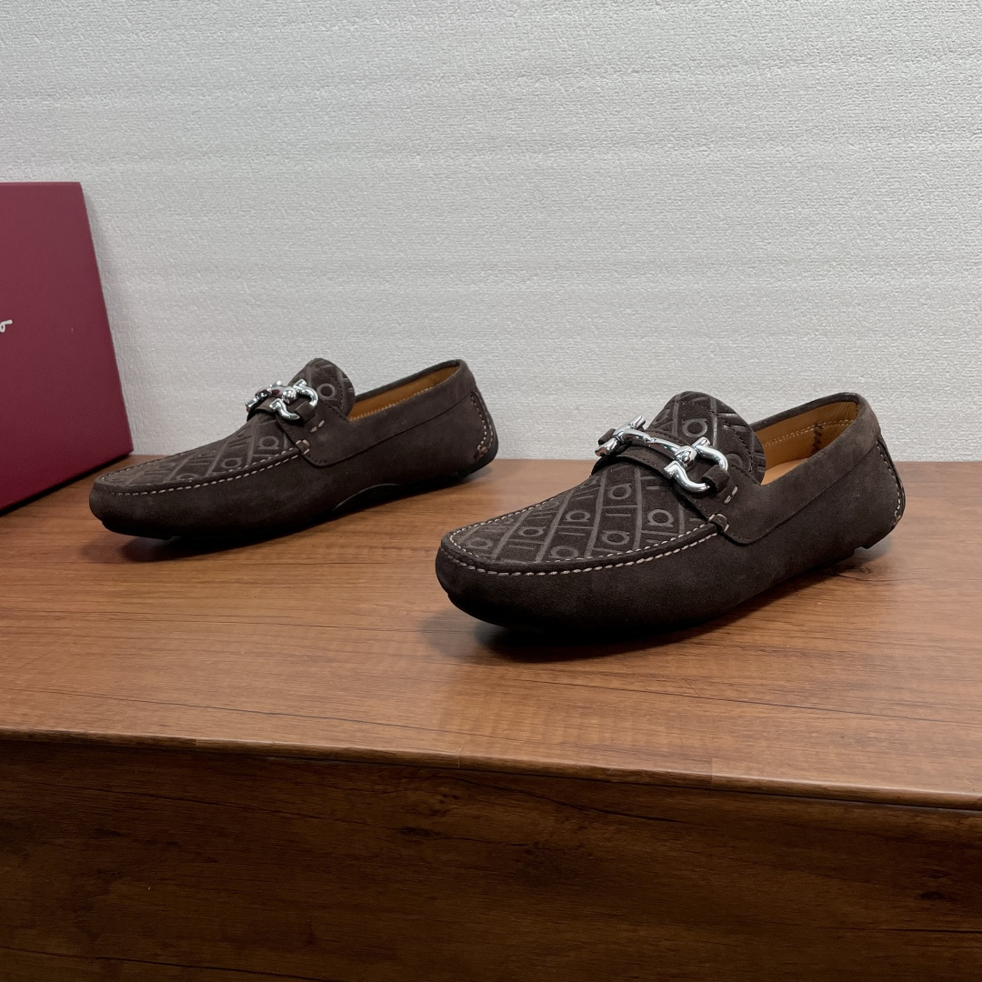 NO:853656,FERRAGAMO Metal Horsebit Driving Shoes Peas Shoes  This casual shoe continues the design of the classic beanie shoe, highlighting its elegance. It is easy to slip on and off and is practical. It is made of soft suede cow leather. The iconic logo letter logo is embossed on the upper, and is equipped with a suede cowhide horizontal strap and a classic metal horse bit.  Buckle, elegant style meets casual temperament, natural dyed calfskin inner foot pads, showing an amazing flexible texture. The shoe body is fully covered, with a lightweight TPU rubber injected bean sole, and the bottom is decorated with a logo, making it light, soft and comfortable on the foot!  Comes with original box and dust bag!  Size 39-40-41-42-43-44 Standard leather shoe size (38/45 can be customized but does not support returns) Item No. 62179 Coffee color, ferragamo, cowhide19860909FERRAGAMO 金属马衔扣驾车鞋豆豆鞋 这款便鞋延续经典豆豆鞋设计,彰显优雅气质,一脚蹬提供穿脱便捷和实用性,采用柔软绒面牛皮革打造,鞋面压印标志性logo字母徽标,配以绒面牛皮横饰带及经典金属马衔扣饰,优雅型格邂逅随性气质,本染小牛皮内里脚垫,呈现令人惊艳的柔韧质感.鞋身全包设计,搭配轻盈TPU橡胶射出豆豆鞋底,底部饰有logo标识,上脚轻便柔软舒适！配原盒包装防尘袋！ 码数39-40-41-42-43-44 标准皮鞋尺码（38/45可定做但不支持退换） 货号62179 咖色,,ferragamo,cowhide,Men's shoes
