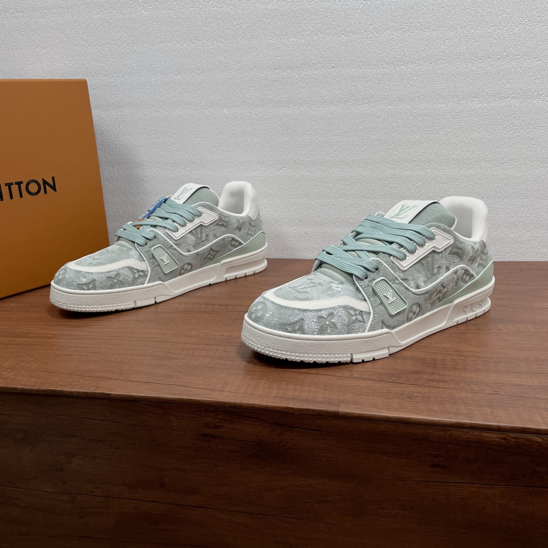 NO:853752,LV TRAINER couple's sneakers are now available. This LV Trainer sneaker is hand-painted with a subtle bleached effect on the Monogram canvas surface, combined with calf leather trim, LV letters and the handwritten Louis Vuitton logo. Multiple brand logos combined with a technical rubber outsole tell the inspiration of retro basketball shoes. The #54 logo on the heel and the Monogram floral rubber outsole add exquisite details. Continue the comfortable experience. Complete with original box packaging!  Women’s code 35-36-37-38-39 (40 can be customized but returns and exchanges are not supported) Men’s code 39-40-41-42-43-44 (38/45 can be customized but returns and exchanges are not supported) Item number LX 0275 Denim embossed green, louis vuitton, louis vuitton, sneakers, cowhide19860909LV TRAINER 情侣款运动鞋出货 本款 LV Trainer 运动鞋在 Monogram 帆布表面手工绘制微妙漂白效果,结合小牛皮革饰边、LV 字母和手写体路易威登标识.多重品牌标识结合科技感橡胶外底,诉说复古篮球鞋的灵感启发,后跟#54标识, Monogram 花卉橡胶外底再添考究细节.延续舒适体验.配原盒全套包装！ 女码35-36-37-38-39（40可定做但不支持退换货） 男码39-40-41-42-43-44（38/45可定做但不支持退换） 货号LX 0275牛仔压花 绿色,,louis vuitton,louis vuitton,sneakers,cowhide,Men's shoes