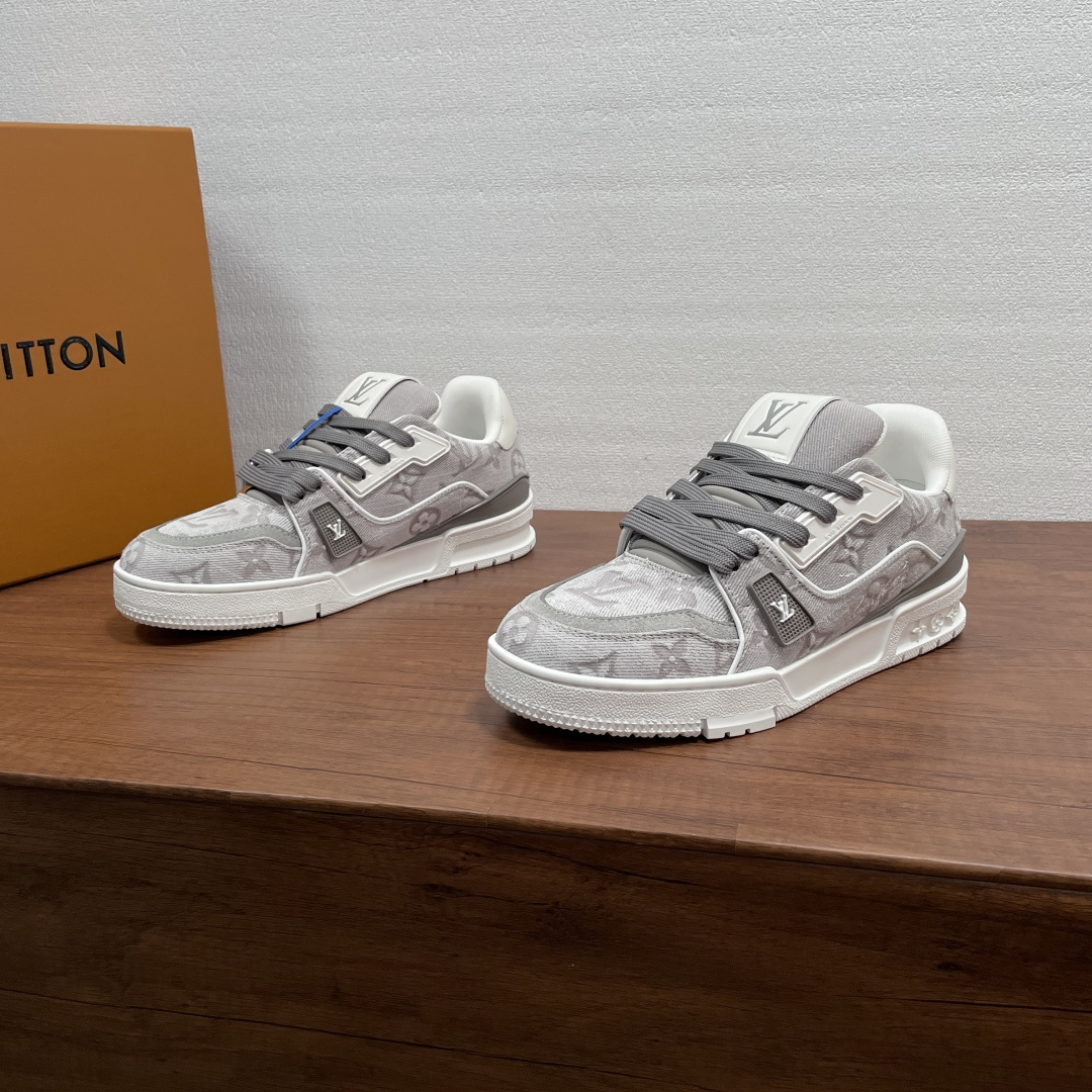 NO:853651,LV TRAINER couple's sneakers are now available. This LV Trainer sneaker is hand-painted with a subtle bleached effect on the Monogram canvas surface, combined with calf leather trim, LV letters and the handwritten Louis Vuitton logo. Multiple brand logos combined with a technical rubber outsole tell the inspiration of retro basketball shoes. The #54 logo on the heel and the Monogram floral rubber outsole add exquisite details. Continue the comfortable experience. Complete with original box packaging!  Women’s code 35-36-37-38-39 (40 can be customized but returns and exchanges are not supported) Men’s code 39-40-41-42-43-44 (38/45 can be customized but returns and exchanges are not supported) Item number LX 0275 Denim embossed gray, louis vuitton, louis vuitton, sneakers, cowhide19860909LV TRAINER 情侣款运动鞋出货 本款 LV Trainer 运动鞋在 Monogram 帆布表面手工绘制微妙漂白效果,结合小牛皮革饰边、LV 字母和手写体路易威登标识.多重品牌标识结合科技感橡胶外底,诉说复古篮球鞋的灵感启发,后跟#54标识, Monogram 花卉橡胶外底再添考究细节.延续舒适体验.配原盒全套包装！ 女码35-36-37-38-39（40可定做但不支持退换货） 男码39-40-41-42-43-44（38/45可定做但不支持退换） 货号LX 0275牛仔压花 灰色,,louis vuitton,louis vuitton,sneakers,cowhide,Men's shoes