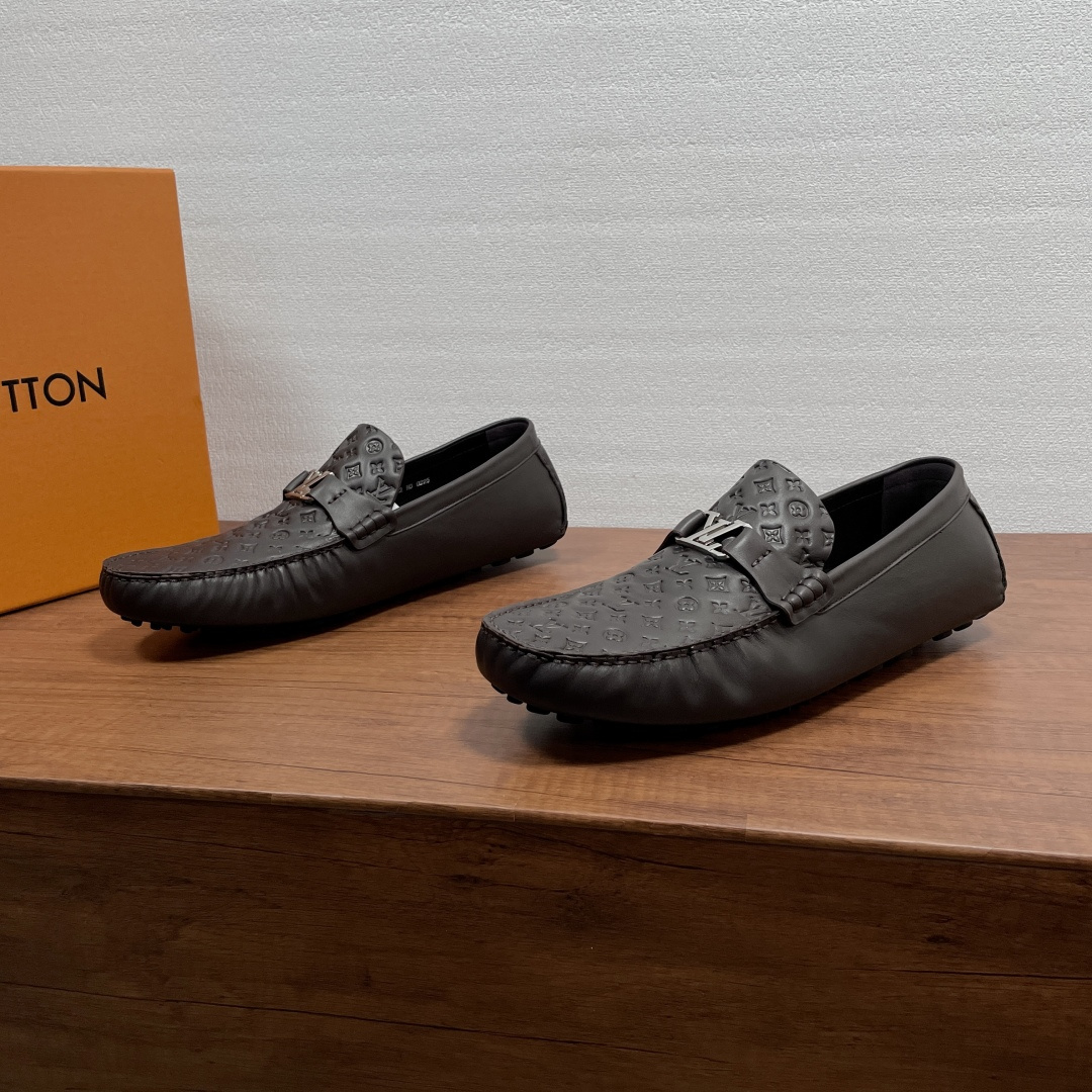 NO:888524,Louis Vuitton Hockenheim men's moccasin shoes. These pea shoes are made of grained cow leather. The leather is soft and tough. It is decorated with the metal LV letter logo on the front. It has a classic tubular shoe shape and is supplemented by fine rubber pea particle outsole to continuously upgrade the comfort. The upper is hand-stitched and made with exquisite craftsmanship. It is light and comfortable on the foot, soft and breathable!  Code number 39-40-41-42-43-44 (45/46 can be customized),,louis vuitton,louis vuitton,cowhide19860909路易威登Hockenheim 男士莫卡辛鞋 这款豆豆鞋采用粒面牛皮革打造,皮质柔软有韧性,正面饰以金属LV 字母标识,经典管状鞋型,辅以细橡胶豆豆颗粒外底,令舒适感持续升级.手工缝制鞋面,精致工艺打造.上脚轻便舒适,柔软透气！ 码数39-40-41-42-43-44（45/46可定做）,,louis vuitton,louis vuitton,cowhide,Men's shoes