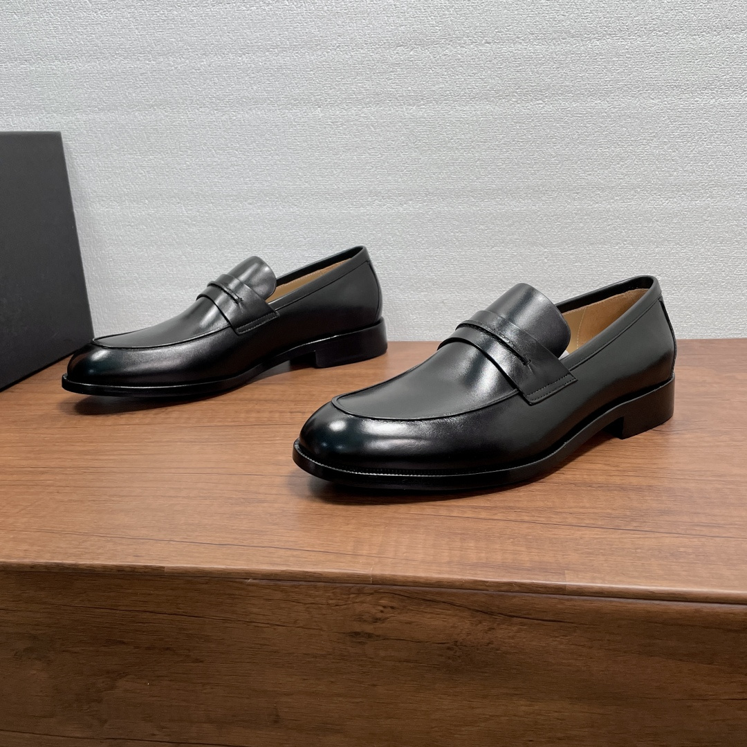 NO:887097,Zegna Men's Mocassin Corso Loafers  These loafers are made of imported calfskin and open-edge beaded cow leather. They have a classic and elegant loafer silhouette. The front is embellished with the iconic 'Road 232 brand logo' hand-stitched horizontal straps. It is equipped with a rubber leather outsole. It is semi-Goodyear and is non-slip and wear-resistant. It is durable and does not fall off. It is equipped with a dyed calfskin lining and embossed logo suede cowhide feet. The upper foot is soft, comfortable and breathable, and the style is simple and elegant. Comes with a full set of original packaging dust bag!  Code number: 39-40-41-42-43-44 standard leather shoe code (38/45/46 customized, non-returnable) Item No. 9Z loafers, black cowhide, loafers, cowhide19860909Zegna 男士Mocassin Corso乐福鞋 这款乐福鞋采用进口小牛皮和开边珠牛皮革打造,经典优雅乐福鞋轮廓,正面点缀标志性“232公路品牌标识”手缝横饰带,搭配橡胶真皮组合大底,半固特异做法,防滑耐磨,耐穿不掉底,配以本染小牛皮内里,压纹徽标绒面牛皮垫脚,上脚柔软舒适透气,款式简约而大气.配全套原包装防尘袋！ 码数39-40-41-42-43-44标准皮鞋码（38/45/46定做不退换） 货号9Z乐福鞋 黑色牛皮,,loafers,cowhide,Men's shoes