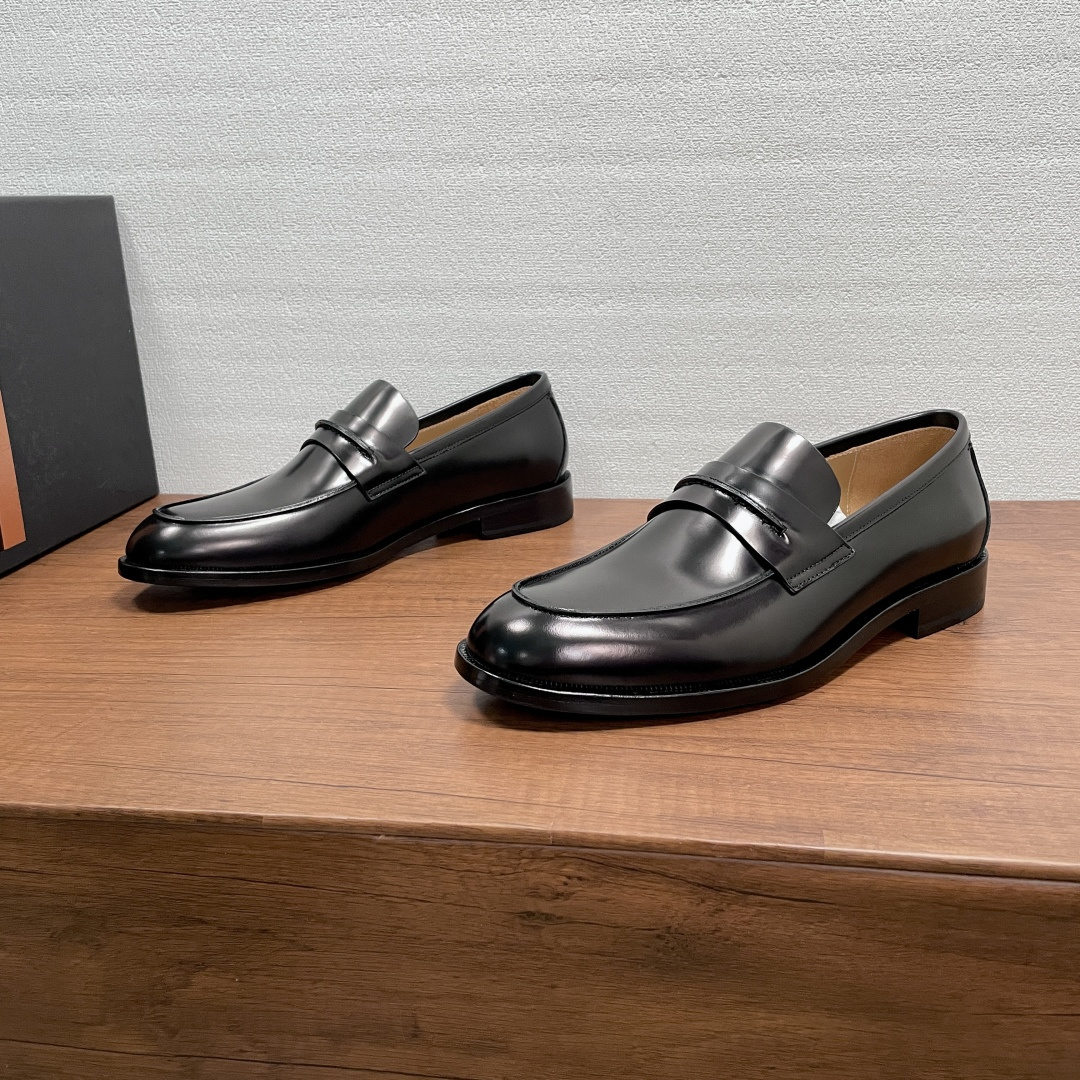 NO:887087,Zegna Men's Mocassin Corso Loafers  These loafers are made of imported calfskin and open-edge beaded cow leather. They have a classic and elegant loafer silhouette. The front is embellished with the iconic 'Road 232 brand logo' hand-stitched horizontal straps. It is equipped with a rubber leather outsole. It is semi-Goodyear and is non-slip and wear-resistant. It is durable and does not fall off. It is equipped with a dyed calfskin lining and embossed logo suede cowhide feet. The upper foot is soft, comfortable and breathable, and the style is simple and elegant. Comes with a full set of original packaging dust bag!  Code number: 39-40-41-42-43-44 standard leather shoe code (38/45/46 customized, non-returnable) Item No. 9Z loafers, black open edge beads, loafers, cowhide19860909Zegna 男士Mocassin Corso乐福鞋 这款乐福鞋采用进口小牛皮和开边珠牛皮革打造,经典优雅乐福鞋轮廓,正面点缀标志性“232公路品牌标识”手缝横饰带,搭配橡胶真皮组合大底,半固特异做法,防滑耐磨,耐穿不掉底,配以本染小牛皮内里,压纹徽标绒面牛皮垫脚,上脚柔软舒适透气,款式简约而大气.配全套原包装防尘袋！ 码数39-40-41-42-43-44标准皮鞋码（38/45/46定做不退换） 货号9Z乐福鞋 黑开边珠,,loafers,cowhide,Men's shoes