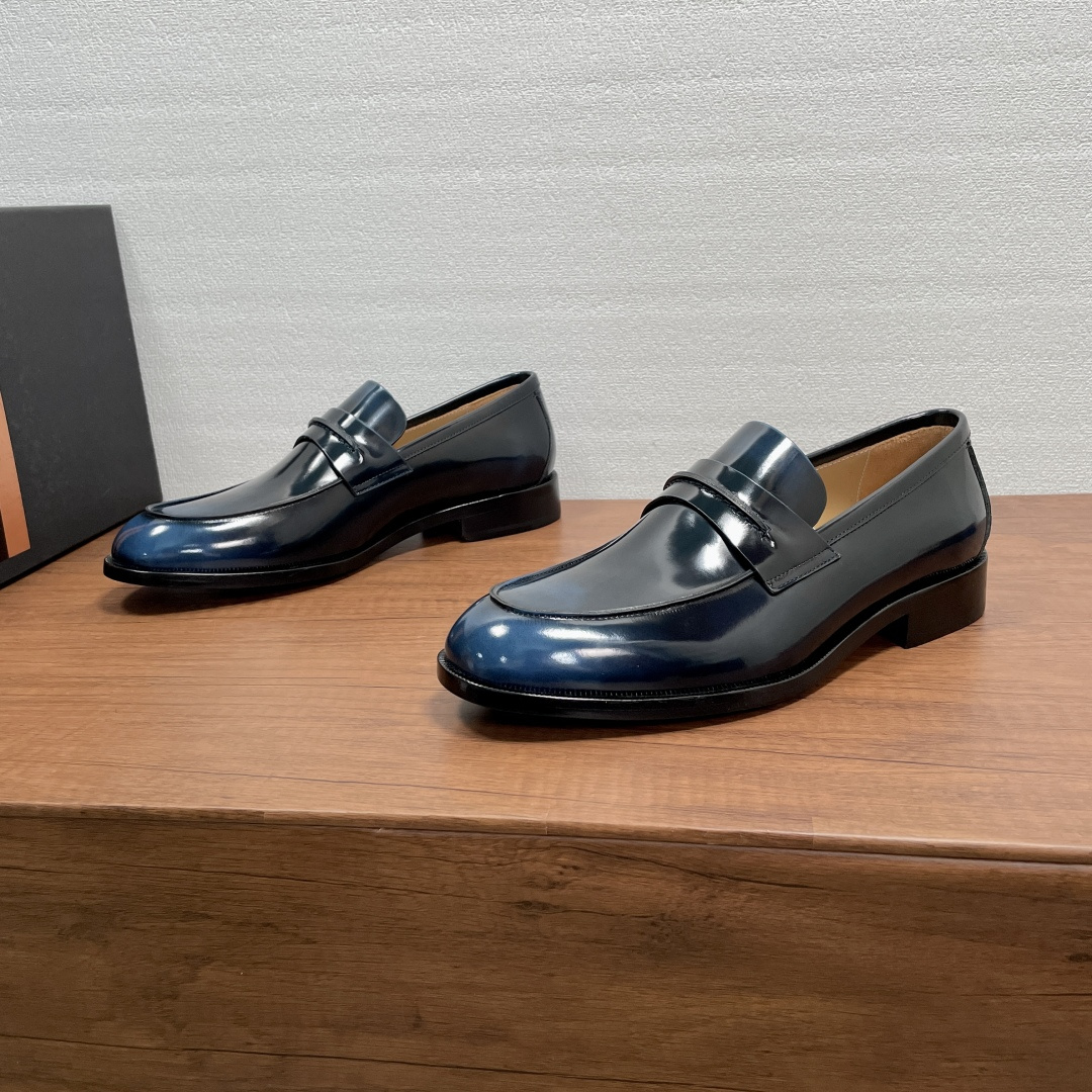 NO:887077,Zegna Men's Mocassin Corso Loafers  These loafers are made of imported calfskin and open-edge beaded cow leather. They have a classic and elegant loafer silhouette. The front is embellished with the iconic 'Road 232 brand logo' hand-stitched horizontal straps. It is equipped with a rubber leather outsole. It is semi-Goodyear and is non-slip and wear-resistant. It is durable and does not fall off. It is equipped with a dyed calfskin lining and embossed logo suede cowhide feet. The upper foot is soft, comfortable and breathable, and the style is simple and elegant. Comes with a full set of original packaging dust bag!  Code number 39-40-41-42-43-44 standard leather shoe code (38/45/46 custom-made, non-returnable) Item No. 9Z loafers, blue open edge beads, loafers, cowhide19860909Zegna 男士Mocassin Corso乐福鞋 这款乐福鞋采用进口小牛皮和开边珠牛皮革打造,经典优雅乐福鞋轮廓,正面点缀标志性“232公路品牌标识”手缝横饰带,搭配橡胶真皮组合大底,半固特异做法,防滑耐磨,耐穿不掉底,配以本染小牛皮内里,压纹徽标绒面牛皮垫脚,上脚柔软舒适透气,款式简约而大气.配全套原包装防尘袋！ 码数39-40-41-42-43-44标准皮鞋码（38/45/46定做不退换） 货号9Z乐福鞋 蓝开边珠,,loafers,cowhide,Men's shoes