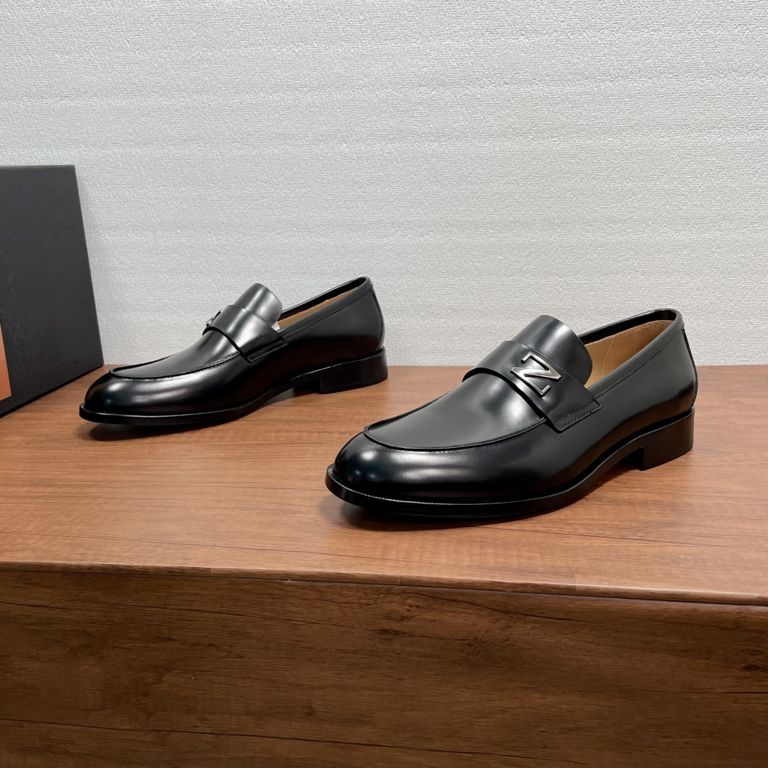 NO:888202,Zegna men's new loafers. These loafers are made of imported calfskin and open-edge beaded cow leather. They have a classic and elegant loafer silhouette. The front is embellished with the iconic 'Z' metal letter and leather horizontal straps. It is equipped with a leather rubber outsole. It is semi-Goodyear and is non-slip and wear-resistant. It is durable and will not fall off. It is equipped with a dyed calfskin lining and embossed logo suede cowhide feet. The upper foot is soft, comfortable and breathable, and the style is simple and elegant. Comes with a full set of original packaging dust bag!  Code number 39-40-41-42-43-44 standard leather shoe code (38/45/46 custom-made, non-returnable) Item No. 5021Z loafers, black open edge beads, loafers, cowhide19860909Zegna 男士新款乐福鞋 这款乐福鞋采用进口小牛皮和开边珠牛皮革打造,经典优雅乐福鞋轮廓,正面点缀标志性“Z”金属字母及皮革横饰带,搭配真皮橡胶组合大底,半固特异做法,防滑耐磨,耐穿不掉底,配以本染小牛皮内里,压纹徽标绒面牛皮垫脚,上脚柔软舒适透气,款式简约而大气.配全套原包装防尘袋！ 码数39-40-41-42-43-44标准皮鞋码（38/45/46定做不退换） 货号5021Z乐福鞋 黑开边珠,,loafers,cowhide,Men's shoes
