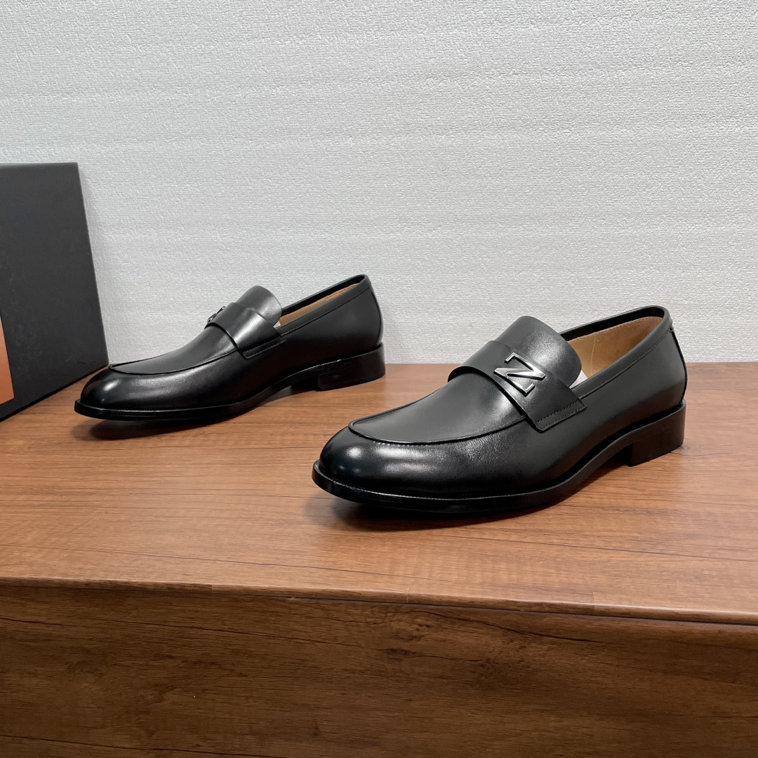 NO:888242,Zegna Men's Mocassin Corso Loafers  This loafer is made of imported calfskin and open-edge beaded cow leather. It has a classic and elegant loafer silhouette. The front is embellished with the iconic 'Road 232 brand logo' hand-stitched horizontal ribbon. It is equipped with a zigzag rubber leather combination outsole. It is semi-Goodyear, non-slip and wear-resistant, durable and does not fall off. It is equipped with a dyed calfskin lining and embossed logo suede cowhide feet. The upper foot is soft, comfortable and breathable, and the style is simple and elegant. Comes with a full set of original packaging dust bag!  Code number: 39-40-41-42-43-44 standard leather shoe code (38/45/46 customized, non-returnable) Item No. 9Z loafers, black calfskin, loafers, cowhide19860909Zegna 男士Mocassin Corso乐福鞋 这款乐福鞋采用进口小牛皮和开边珠牛皮革打造,经典优雅乐福鞋轮廓,正面点缀标志性“232公路品牌标识”手缝横饰带,搭配锯齿纹橡胶真皮组合大底,半固特异做法,防滑耐磨,耐穿不掉底,配以本染小牛皮内里,压纹徽标绒面牛皮垫脚,上脚柔软舒适透气,款式简约而大气.配全套原包装防尘袋！ 码数39-40-41-42-43-44标准皮鞋码（38/45/46定做不退换） 货号9Z乐福鞋 黑小牛皮,,loafers,cowhide,Men's shoes