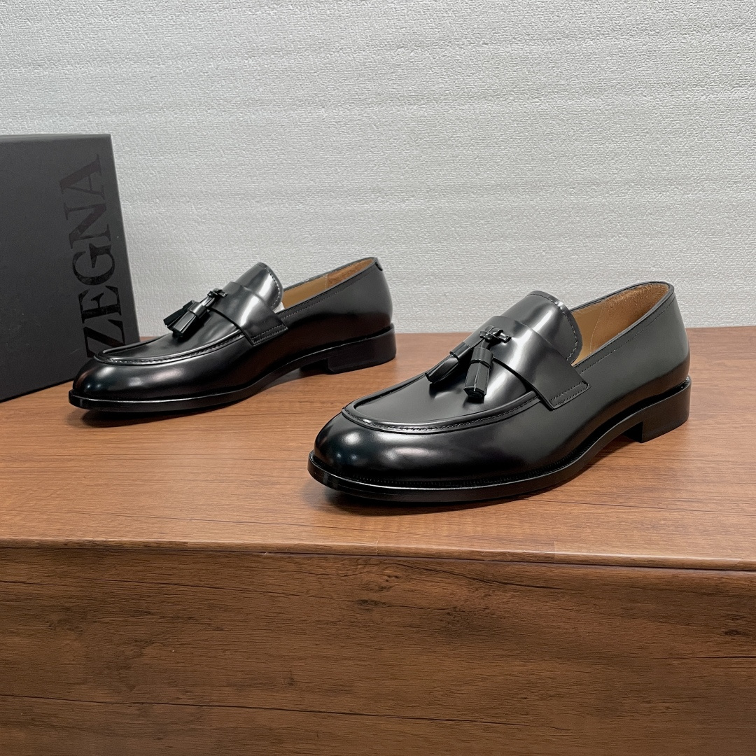 NO:887115,Zegna Men's New Tassel Loafers  This loafer is made of imported calfskin/open-edge beaded cowhide/suede cowhide, with a classic and elegant loafer silhouette. The front is embellished with leather horizontal straps and tassel buckles of the same color and material. It is equipped with a rubber leather combination outsole. It is semi-Goodyear, non-slip and wear-resistant, durable and does not fall off. It is equipped with a dyed calfskin lining and embossed logo suede cowhide feet. The upper foot is soft, comfortable and breathable, and the style is simple and elegant. Comes with a full set of original packaging dust bag!  Code number: 39-40-41-42-43-44 standard leather shoe code (38/45/46 customized, non-returnable) Item No. 5022Z loafers, black open edge beads, loafers, cowhide19860909Zegna 男士新款流苏乐福鞋 这款乐福鞋采用进口小牛皮/开边珠牛皮革/绒面牛皮革打造,经典优雅乐福鞋轮廓,正面点缀同色同材质皮革横饰带和流苏扣饰,搭配橡胶真皮组合大底,半固特异做法,防滑耐磨,耐穿不掉底,配以本染小牛皮内里,压纹徽标绒面牛皮垫脚,上脚柔软舒适透气,款式简约而大气.配全套原包装防尘袋！ 码数39-40-41-42-43-44标准皮鞋码（38/45/46定做不退换） 货号5022Z乐福鞋 黑开边珠,,loafers,cowhide,Men's shoes