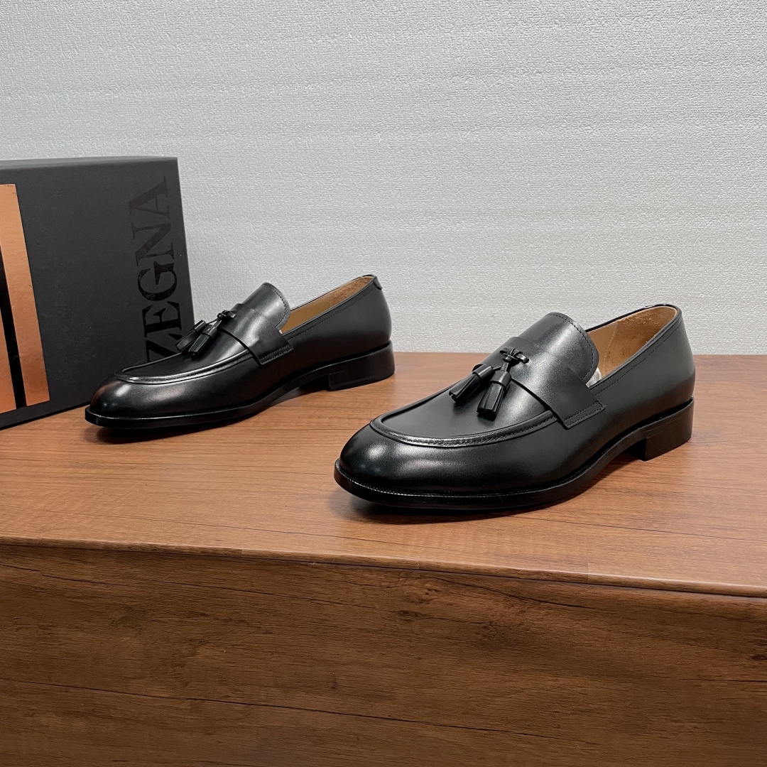 NO:887056,Zegna Men's New Tassel Loafers  This loafer is made of imported calfskin/open-edge beaded cowhide/suede cowhide, with a classic and elegant loafer silhouette. The front is embellished with leather horizontal straps and tassel buckles of the same color and material. It is equipped with a rubber leather combination outsole. It is semi-Goodyear, non-slip and wear-resistant, durable and does not fall off. It is equipped with a dyed calfskin lining and embossed logo suede cowhide feet. The upper foot is soft, comfortable and breathable, and the style is simple and elegant. Comes with a full set of original packaging dust bag!  Code number: 39-40-41-42-43-44 standard leather shoe code (38/45/46 customized, non-returnable) Item No. 5022Z loafers, black cowhide, loafers, cowhide19860909Zegna 男士新款流苏乐福鞋 这款乐福鞋采用进口小牛皮/开边珠牛皮革/绒面牛皮革打造,经典优雅乐福鞋轮廓,正面点缀同色同材质皮革横饰带和流苏扣饰,搭配橡胶真皮组合大底,半固特异做法,防滑耐磨,耐穿不掉底,配以本染小牛皮内里,压纹徽标绒面牛皮垫脚,上脚柔软舒适透气,款式简约而大气.配全套原包装防尘袋！ 码数39-40-41-42-43-44标准皮鞋码（38/45/46定做不退换） 货号5022Z乐福鞋 黑色牛皮,,loafers,cowhide,Men's shoes