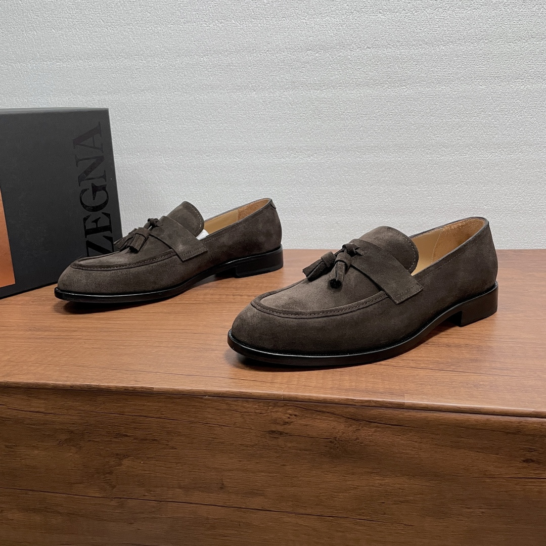 NO:887124,Zegna Men's New Tassel Loafers  This loafer is made of imported calfskin/open-edge beaded cowhide/suede cowhide, with a classic and elegant loafer silhouette. The front is embellished with leather horizontal straps and tassel buckles of the same color and material. It is equipped with a rubber leather combination outsole. It is semi-Goodyear, non-slip and wear-resistant, durable and does not fall off. It is equipped with a dyed calfskin lining and embossed logo suede cowhide feet. The upper foot is soft, comfortable and breathable, and the style is simple and elegant. Comes with a full set of original packaging dust bag!  Code number: 39-40-41-42-43-44 Standard leather shoe code (38/45/46 customized, non-returnable) Item No. 5022Z loafers, brown suede, loafers, cowhide19860909Zegna 男士新款流苏乐福鞋 这款乐福鞋采用进口小牛皮/开边珠牛皮革/绒面牛皮革打造,经典优雅乐福鞋轮廓,正面点缀同色同材质皮革横饰带和流苏扣饰,搭配橡胶真皮组合大底,半固特异做法,防滑耐磨,耐穿不掉底,配以本染小牛皮内里,压纹徽标绒面牛皮垫脚,上脚柔软舒适透气,款式简约而大气.配全套原包装防尘袋！ 码数39-40-41-42-43-44标准皮鞋码（38/45/46定做不退换） 货号5022Z乐福鞋 咖色反绒,,loafers,cowhide,Men's shoes