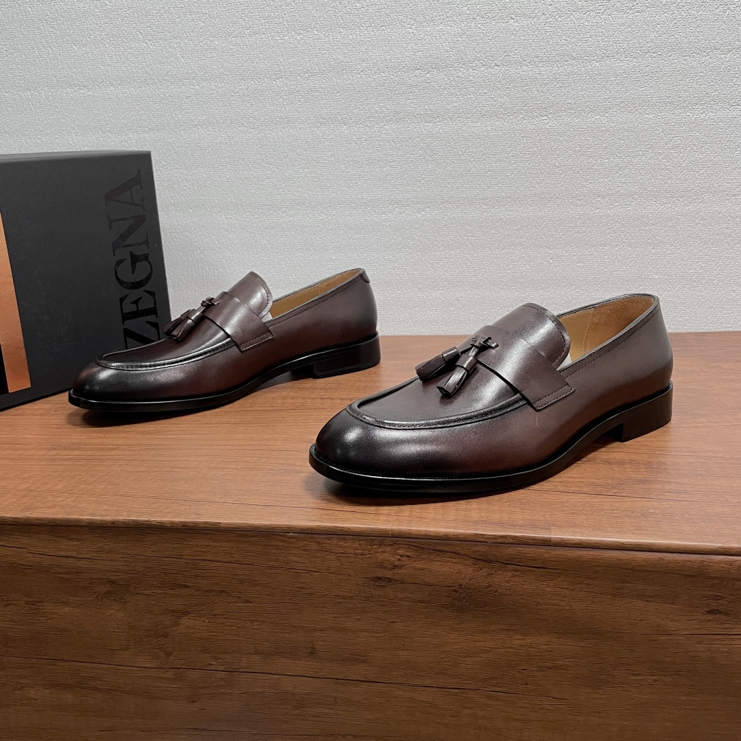 NO:887135,Zegna Men's New Tassel Loafers  This loafer is made of imported calfskin/open-edge beaded cowhide/suede cowhide, with a classic and elegant loafer silhouette. The front is embellished with leather horizontal straps and tassel buckles of the same color and material. It is equipped with a rubber leather combination outsole. It is semi-Goodyear, non-slip and wear-resistant, durable and does not fall off. It is equipped with a dyed calfskin lining and embossed logo suede cowhide feet. The upper foot is soft, comfortable and breathable, and the style is simple and elegant. Comes with a full set of original packaging dust bag!  Code number: 39-40-41-42-43-44 standard leather shoe code (38/45/46 customized, non-returnable) Item No. 5022Z loafers, calfskin, loafers, cowhide19860909Zegna 男士新款流苏乐福鞋 这款乐福鞋采用进口小牛皮/开边珠牛皮革/绒面牛皮革打造,经典优雅乐福鞋轮廓,正面点缀同色同材质皮革横饰带和流苏扣饰,搭配橡胶真皮组合大底,半固特异做法,防滑耐磨,耐穿不掉底,配以本染小牛皮内里,压纹徽标绒面牛皮垫脚,上脚柔软舒适透气,款式简约而大气.配全套原包装防尘袋！ 码数39-40-41-42-43-44标准皮鞋码（38/45/46定做不退换） 货号5022Z乐福鞋 咖小牛皮,,loafers,cowhide,Men's shoes