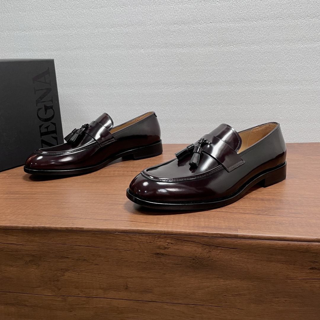 NO:887106,Zegna Men's New Tassel Loafers  This loafer is made of imported calfskin/open-edge beaded cowhide/suede cowhide, with a classic and elegant loafer silhouette. The front is embellished with leather horizontal straps and tassel buckles of the same color and material. It is equipped with a rubber leather combination outsole. It is semi-Goodyear, non-slip and wear-resistant, durable and does not fall off. It is equipped with a dyed calfskin lining and embossed logo suede cowhide feet. The upper foot is soft, comfortable and breathable, and the style is simple and elegant. Comes with a full set of original packaging dust bag!  Code number: 39-40-41-42-43-44 standard leather shoe code (38/45/46 customized, non-returnable) Item No. 5022Z loafers, burgundy open edge beads, loafers, cowhide19860909Zegna 男士新款流苏乐福鞋 这款乐福鞋采用进口小牛皮/开边珠牛皮革/绒面牛皮革打造,经典优雅乐福鞋轮廓,正面点缀同色同材质皮革横饰带和流苏扣饰,搭配橡胶真皮组合大底,半固特异做法,防滑耐磨,耐穿不掉底,配以本染小牛皮内里,压纹徽标绒面牛皮垫脚,上脚柔软舒适透气,款式简约而大气.配全套原包装防尘袋！ 码数39-40-41-42-43-44标准皮鞋码（38/45/46定做不退换） 货号5022Z乐福鞋 酒红开边珠,,loafers,cowhide,Men's shoes