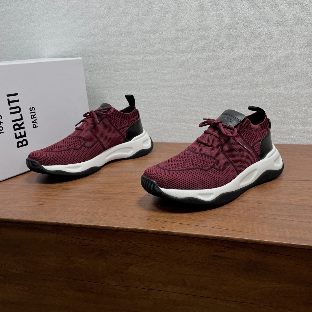 NO:930475,Berluti/Bruti's new fly-woven leather men's sneakers. These sneakers use a honeycomb knitted upper texture and are wrapped in calf leather at the heel. They are effectively breathable, structurally stable, and extremely comfortable. You won't feel tired no matter how you wear them!  The fly-woven upper is wide and stylish, providing good support for the foot. It has an unlined design and the toe and heel are reinforced, which not only ensures breathability but also increases the durability of the shoe!  Paired with an embossed logo cowhide padded insole and a lightweight, flexible TPU contrasting color non-slip and wear-resistant sole, the upper is versatile and casual, comfortable and breathable!  Comes with full set of original packaging dust bag!  Code number 39-40-41-42-43-44 (38/45/46 can be customized),,sneakers,cowhide19860909Berluti/布鲁提新款飞织皮革男士运动鞋 这款运动鞋采用蜂窝状针织鞋面纹理,后跟小牛皮革包裹,有效透气、结构稳定,极致舒适,怎么穿都不会累！飞织鞋面挺阔有型,为足部提供良好的支撑,无内衬设计,鞋头及后跟做了加固,既保证了透气性,又增加了鞋子的耐用性！搭配压纹徽标牛皮衬垫内底,轻盈柔韧TPU撞色防滑耐磨鞋底,上脚百搭休闲,舒适透气！配全套原包装防尘袋！ 码数39-40-41-42-43-44（38/45/46可定做）,,sneakers,cowhide,Men's shoes