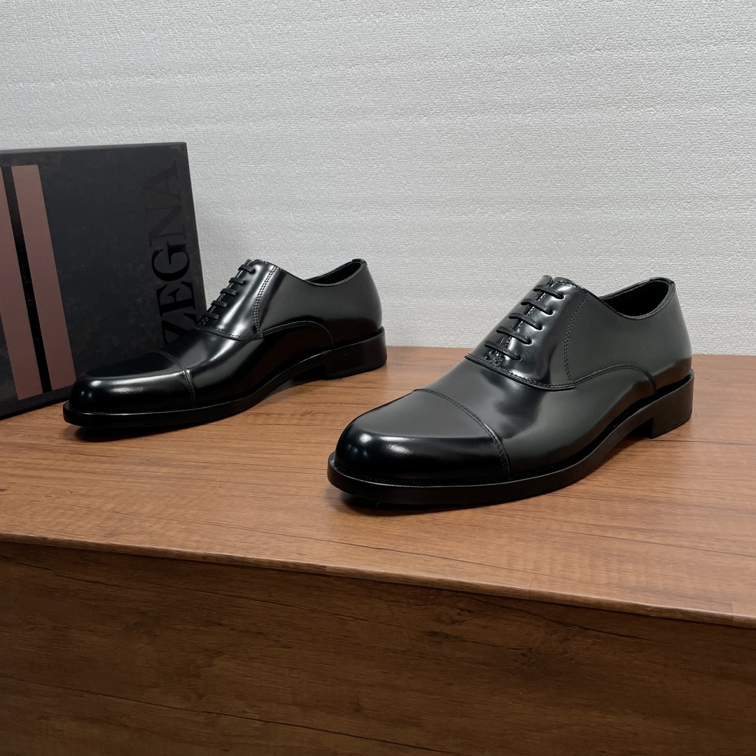 NO:898786,Zegna men's new hand-rubbed business formal leather shoes. This formal shoe is made of imported calfskin and glossy open-edge bead uppers, with a hand-rubbed color process.  , showing the leather texture to the fullest, simple glossy two-joint design, 5-hole Oxford shoe style, handmade Mark stitching, highlighting the brand details and spiritual heritage. It is equipped with a genuine leather outsole with rubber backing embedded in the front and rear ends, which has excellent anti-slip effect, semi-Goodyear cold bonding process, durable and will not fall off. The interior is full of calfskin, with embossed logo cowhide feet. The style is simple and elegant, and can be used in various occasions. It is a standard item for mature men!  Comes with full original packaging!  Size 39-40-41-42-43-44 (38/45 can be customized and non-returnable) Standard leather shoe size Item No. XY601 Black open edge beads, cowhide, Leather soles19860909Zegna 男士新款手工擦色商务正装皮鞋 这款正装鞋履甄选进口小牛皮和亮面开边珠鞋面,手工擦色工艺处理效果 ,将皮料质感展现得淋漓尽致,简约光面二接头设计,5孔眼牛津鞋款式,手工马克缝线拼接,处处彰显品牌细节与精神传承.搭配真皮大底前后端嵌入橡胶底片,防滑效果极好,半固特异冷粘工艺,耐穿不掉底,内里全小牛皮,压纹徽标牛皮垫脚,款式古朴大气,可出入各种场合,成熟男人标配单品！配全套原包装！ 码数39-40-41-42-43-44（38/45可定做不退换） 标准皮鞋码 货号XY601 黑开边珠,,cowhide,Leather soles,Men's shoes