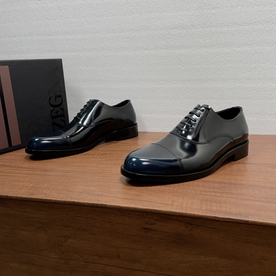 NO:898837,Zegna men's new hand-rubbed business formal leather shoes. This formal shoe is made of imported calfskin and glossy open-edge bead uppers, with a hand-rubbed color process.  , showing the leather texture to the fullest, simple glossy two-joint design, 5-eyelet Oxford shoe style, handmade mark stitching, highlighting brand details and spiritual heritage everywhere. It is equipped with a genuine leather outsole with rubber backing embedded in the front and rear ends, which has excellent anti-slip effect, semi-Goodyear cold bonding process, durable and will not fall off. The interior is full of calfskin, with embossed logo cowhide feet. The style is simple and elegant, and can be used in various occasions. It is a standard item for mature men!  Comes with full original packaging!  Size 39-40-41-42-43-44 (38/45 can be customized and non-returnable) Standard leather shoe size Item No. XY601 Blue open edge beads, cowhide, Leather soles19860909Zegna 男士新款手工擦色商务正装皮鞋 这款正装鞋履甄选进口小牛皮和亮面开边珠鞋面,手工擦色工艺处理效果 ,将皮料质感展现得淋漓尽致,简约光面二接头设计,5孔眼牛津鞋款式,手工马克缝线拼接,处处彰显品牌细节与精神传承.搭配真皮大底前后端嵌入橡胶底片,防滑效果极好,半固特异冷粘工艺,耐穿不掉底,内里全小牛皮,压纹徽标牛皮垫脚,款式古朴大气,可出入各种场合,成熟男人标配单品！配全套原包装！ 码数39-40-41-42-43-44（38/45可定做不退换） 标准皮鞋码 货号XY601 蓝开边珠,,cowhide,Leather soles,Men's shoes