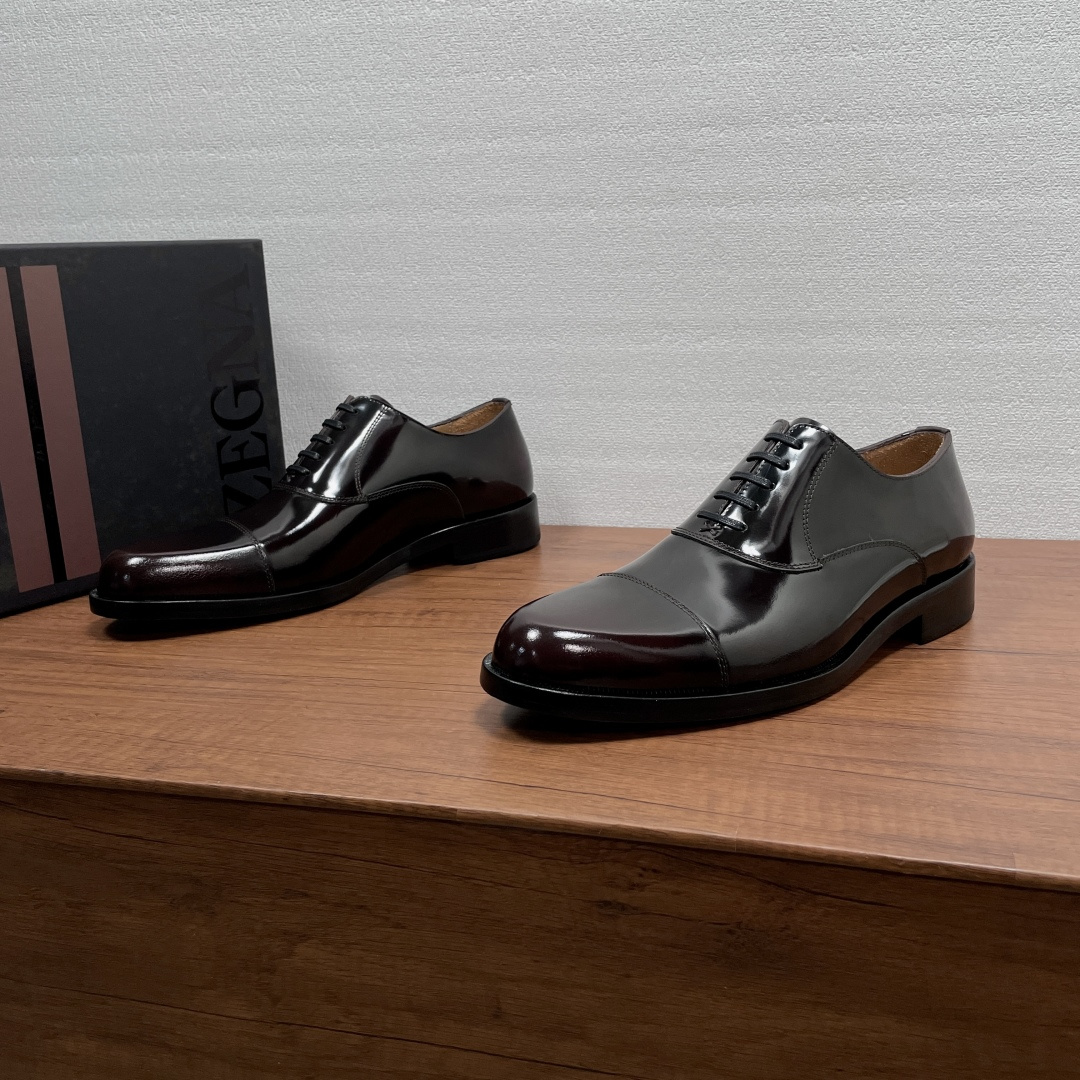 NO:898845,Zegna men's new hand-rubbed business formal leather shoes. This formal shoe is made of imported calfskin and glossy open-edge bead uppers, with a hand-rubbed color process.  , showing the leather texture to the fullest, simple glossy two-joint design, 5-hole Oxford shoe style, handmade Mark stitching, highlighting the brand details and spiritual heritage. It is equipped with a genuine leather outsole with rubber backing embedded in the front and rear ends, which has excellent anti-slip effect, semi-Goodyear cold bonding process, durable and will not fall off. The interior is full of calfskin, with embossed logo cowhide feet. The style is simple and elegant, and can be used in various occasions. It is a standard item for mature men!  Comes with full original packaging!  Size 39-40-41-42-43-44 (38/45 can be customized and non-returnable) Standard leather shoe size Item number XY601 Coffee open edge beads, cowhide, Leather soles19860909Zegna 男士新款手工擦色商务正装皮鞋 这款正装鞋履甄选进口小牛皮和亮面开边珠鞋面,手工擦色工艺处理效果 ,将皮料质感展现得淋漓尽致,简约光面二接头设计,5孔眼牛津鞋款式,手工马克缝线拼接,处处彰显品牌细节与精神传承.搭配真皮大底前后端嵌入橡胶底片,防滑效果极好,半固特异冷粘工艺,耐穿不掉底,内里全小牛皮,压纹徽标牛皮垫脚,款式古朴大气,可出入各种场合,成熟男人标配单品！配全套原包装！ 码数39-40-41-42-43-44（38/45可定做不退换） 标准皮鞋码 货号XY601 咖开边珠,,cowhide,Leather soles,Men's shoes