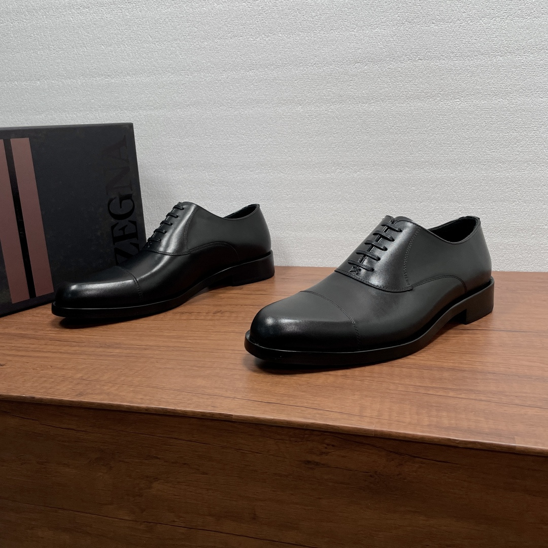 NO:898799,Zegna men's new hand-rubbed business formal leather shoes. This formal shoe is made of imported calfskin and glossy open-edge bead uppers, with a hand-rubbed color process.  , showing the leather texture to the fullest, simple glossy two-joint design, 5-eyelet Oxford shoe style, handmade mark stitching, highlighting brand details and spiritual heritage everywhere. It is equipped with a genuine leather outsole with rubber backing embedded in the front and rear ends, which has excellent anti-slip effect, semi-Goodyear cold bonding process, durable and will not fall off. The interior is full of calfskin, with embossed logo cowhide feet. The style is simple and elegant, and can be used in various occasions. It is a standard item for mature men!  Comes with full original packaging!  Size 39-40-41-42-43-44 (38/45 can be customized and non-returnable) Standard leather shoe size Item No. XY601 Black cowhide, cowhide, Leather soles19860909Zegna 男士新款手工擦色商务正装皮鞋 这款正装鞋履甄选进口小牛皮和亮面开边珠鞋面,手工擦色工艺处理效果 ,将皮料质感展现得淋漓尽致,简约光面二接头设计,5孔眼牛津鞋款式,手工马克缝线拼接,处处彰显品牌细节与精神传承.搭配真皮大底前后端嵌入橡胶底片,防滑效果极好,半固特异冷粘工艺,耐穿不掉底,内里全小牛皮,压纹徽标牛皮垫脚,款式古朴大气,可出入各种场合,成熟男人标配单品！配全套原包装！ 码数39-40-41-42-43-44（38/45可定做不退换） 标准皮鞋码 货号XY601 黑色牛皮,,cowhide,Leather soles,Men's shoes