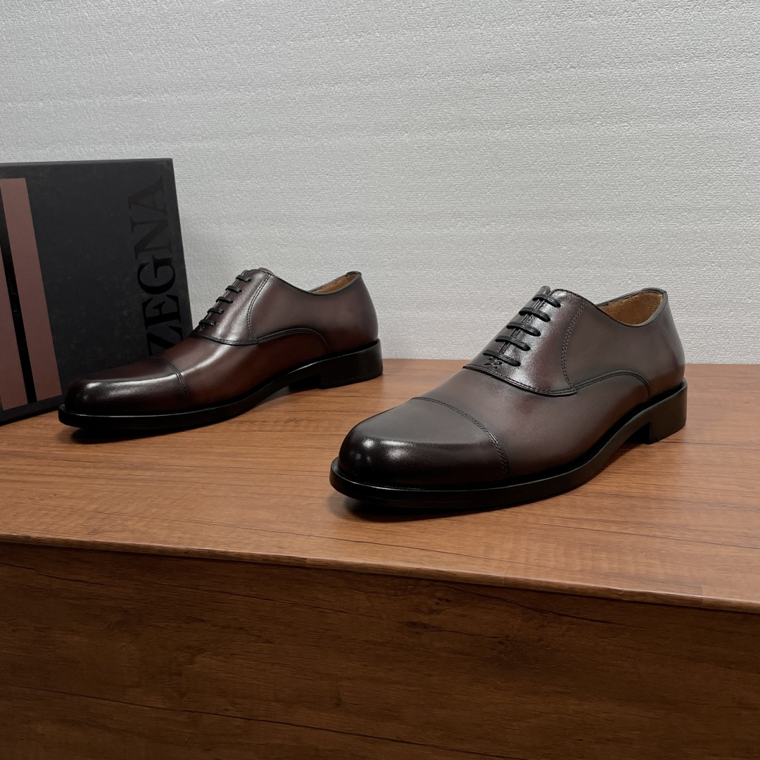 NO:898792,Zegna men's new hand-rubbed business formal leather shoes. This formal shoe is made of imported calfskin and glossy open-edge bead uppers, with a hand-rubbed color process.  , showing the leather texture to the fullest, simple glossy two-joint design, 5-eyelet Oxford shoe style, handmade mark stitching, highlighting brand details and spiritual heritage everywhere. It is equipped with a genuine leather outsole with rubber backing embedded in the front and rear ends, which has excellent anti-slip effect, semi-Goodyear cold bonding process, durable and will not fall off. The interior is full of calfskin, with embossed logo cowhide feet. The style is simple and elegant, and can be used in various occasions. It is a standard item for mature men!  Comes with full original packaging!  Size 39-40-41-42-43-44 (38/45 can be customized and non-returnable) Standard leather shoe size Item No. XY601 Brown cowhide, cowhide, Leather soles19860909Zegna 男士新款手工擦色商务正装皮鞋 这款正装鞋履甄选进口小牛皮和亮面开边珠鞋面,手工擦色工艺处理效果 ,将皮料质感展现得淋漓尽致,简约光面二接头设计,5孔眼牛津鞋款式,手工马克缝线拼接,处处彰显品牌细节与精神传承.搭配真皮大底前后端嵌入橡胶底片,防滑效果极好,半固特异冷粘工艺,耐穿不掉底,内里全小牛皮,压纹徽标牛皮垫脚,款式古朴大气,可出入各种场合,成熟男人标配单品！配全套原包装！ 码数39-40-41-42-43-44（38/45可定做不退换） 标准皮鞋码 货号XY601 咖色牛皮,,cowhide,Leather soles,Men's shoes