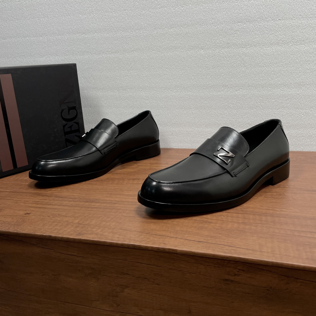 NO:898821,Zegna men's new business casual loafers. These loafers are made of imported calfskin and glossy open-edge bead uppers. They have a classic and elegant loafer silhouette. The front is embellished with the iconic 'Z' metal letter and leather horizontal straps. They are equipped with genuine leather rubber patches on the front and rear palms to prevent slipping. They are semi-Goodyear and are durable and will not fall off. They are equipped with a full cowhide lining and embossed logo cowhide feet. The upper foot is soft, comfortable and breathable, and the style is simple and elegant. Comes with a full set of original packaging dust bag!  Size 39-40-41-42-43-44 Standard leather shoe size (38/45 can be customized and non-returnable) Item No. XY602 Black cowhide, loafers, cowhide19860909Zegna 男士新款商务休闲乐福鞋 这款乐福鞋采用进口小牛皮和亮面开边珠鞋面,经典优雅乐福鞋轮廓,正面点缀标志性“Z”金属字母及皮革横饰带,搭配真皮橡胶前后掌橡胶贴片防滑,半固特异做法,耐穿不掉底,配以全牛皮内里,压纹徽标牛皮垫脚,上脚柔软舒适透气,款式简约而大气.配全套原包装防尘袋！ 码数39-40-41-42-43-44 标准皮鞋码（38/45可定做不退换） 货号XY602 黑色牛皮,,loafers,cowhide,Men's shoes