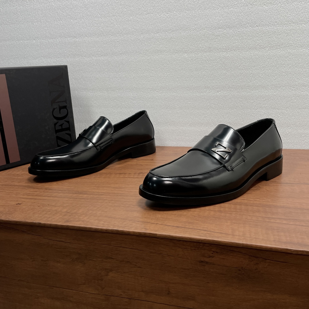 NO:898814,Zegna men's new business casual loafers. These loafers are made of imported calfskin and glossy open-edge bead uppers. They have a classic and elegant loafer silhouette. The front is embellished with the iconic 'Z' metal letter and leather horizontal straps. They are equipped with genuine leather rubber patches on the front and rear palms to prevent slipping. They are semi-Goodyear and are durable and will not fall off. They are equipped with a full cowhide lining and embossed logo cowhide feet. The upper foot is soft, comfortable and breathable, and the style is simple and elegant. Comes with a full set of original packaging dust bag!  Size 39-40-41-42-43-44 Standard leather shoe size (38/45 can be customized and non-returnable) Item No. XY602 Black open edge beads, loafers, cowhide19860909Zegna 男士新款商务休闲乐福鞋 这款乐福鞋采用进口小牛皮和亮面开边珠鞋面,经典优雅乐福鞋轮廓,正面点缀标志性“Z”金属字母及皮革横饰带,搭配真皮橡胶前后掌橡胶贴片防滑,半固特异做法,耐穿不掉底,配以全牛皮内里,压纹徽标牛皮垫脚,上脚柔软舒适透气,款式简约而大气.配全套原包装防尘袋！ 码数39-40-41-42-43-44 标准皮鞋码（38/45可定做不退换） 货号XY602 黑开边珠,,loafers,cowhide,Men's shoes
