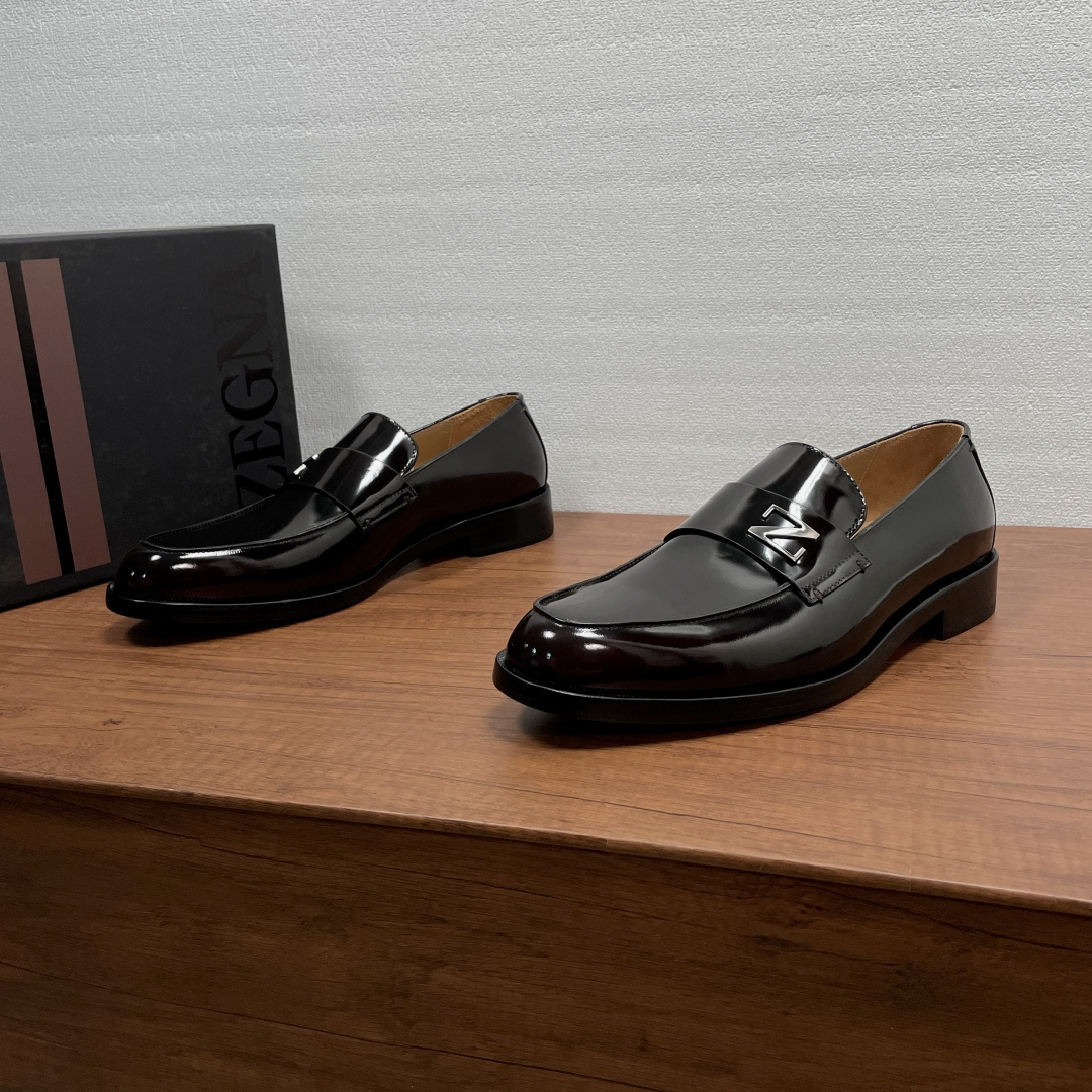 NO:898807,Zegna men's new business casual loafers. These loafers are made of imported calfskin and glossy open-edge bead uppers. They have a classic and elegant loafer silhouette. The front is embellished with the iconic 'Z' metal letter and leather horizontal straps. They are equipped with genuine leather rubber patches on the front and rear palms to prevent slipping. They are semi-Goodyear and are durable and will not fall off. They are equipped with a full cowhide lining and embossed logo cowhide feet. The upper foot is soft, comfortable and breathable, and the style is simple and elegant. Comes with a full set of original packaging dust bag!  Size 39-40-41-42-43-44 Standard leather shoe size (38/45 can be customized and non-returnable) Item No. XY602 Coffee open edge beads, loafers, cowhide19860909Zegna 男士新款商务休闲乐福鞋 这款乐福鞋采用进口小牛皮和亮面开边珠鞋面,经典优雅乐福鞋轮廓,正面点缀标志性“Z”金属字母及皮革横饰带,搭配真皮橡胶前后掌橡胶贴片防滑,半固特异做法,耐穿不掉底,配以全牛皮内里,压纹徽标牛皮垫脚,上脚柔软舒适透气,款式简约而大气.配全套原包装防尘袋！ 码数39-40-41-42-43-44 标准皮鞋码（38/45可定做不退换） 货号XY602 咖开边珠,,loafers,cowhide,Men's shoes
