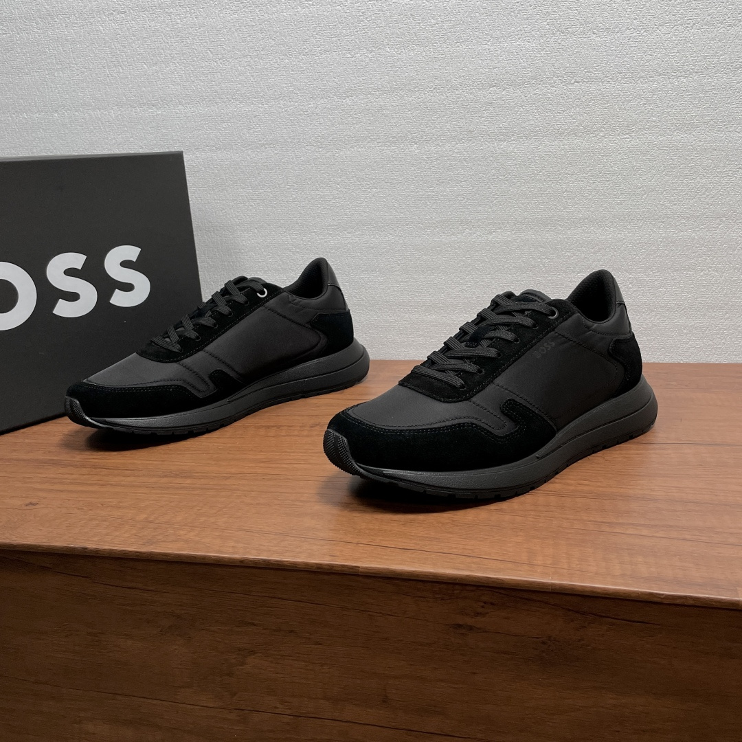 NO:897987,Coding BOSS men's new low-top casual sneakers  Top-quality BOSS lace-up casual sneakers produced in Dongguan, made of suede calf leather spliced with nylon cloth upper, calf leather wrapped on the heel and decorated with three-color embroidered logo details, 'BOSS' logo details embossed on the tongue, silk screen logo logo on the outside, classic sports style, with lightweight EVA midsole and wear-resistant rubber outsole, breathable fabric lining and large logo foot pads, the upper foot is soft, comfortable and breathable, and comes with original box packaging!  Code number 39-40-41-42-43-44 Standard leather shoe code (45 can be customized and does not support returns) Item number 50554612 Cloth black, sneakers, cowhide19860909编码 BOSS 男士新款低帮休闲运动鞋 莞产顶级高品,BOSS系带休闲运动鞋,采用绒面牛皮革拼接尼龙布面鞋面,后跟小牛皮包裹并点缀三色刺绣标识细节,鞋舌压印“BOSS”logo细节,外侧丝印logo徽标,经典运动风格,搭配轻盈EVA中底和耐磨橡胶外底,织物透气内里及大号徽标垫脚,上脚柔软舒适透气,配原盒包装！ 码数39-40-41-42-43-44 标准皮鞋码（45可定做不支持退换） 货号50554612布面 黑色,,sneakers,cowhide,Men's shoes