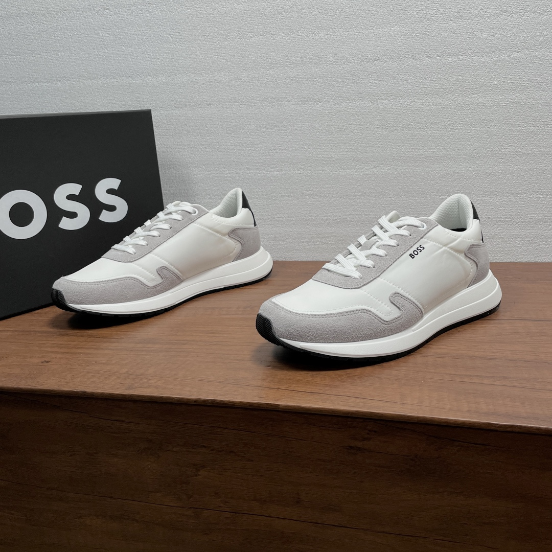 NO:897989,Coding BOSS men's new low-top casual sneakers  Top-quality BOSS lace-up casual sneakers produced in Dongguan, made of suede calf leather spliced with nylon cloth upper, calf leather wrapped on the heel and decorated with three-color embroidered logo details, 'BOSS' logo details embossed on the tongue, silk screen logo logo on the outside, classic sports style, with lightweight EVA midsole and wear-resistant rubber outsole, breathable fabric lining and large logo foot pads, the upper foot is soft, comfortable and breathable, and comes with original box packaging!  Code number 39-40-41-42-43-44 Standard leather shoe code (45 can be customized and does not support returns) Item number 50554612 Cloth white, sneakers, cowhide19860909编码 BOSS 男士新款低帮休闲运动鞋 莞产顶级高品,BOSS系带休闲运动鞋,采用绒面牛皮革拼接尼龙布面鞋面,后跟小牛皮包裹并点缀三色刺绣标识细节,鞋舌压印“BOSS”logo细节,外侧丝印logo徽标,经典运动风格,搭配轻盈EVA中底和耐磨橡胶外底,织物透气内里及大号徽标垫脚,上脚柔软舒适透气,配原盒包装！ 码数39-40-41-42-43-44 标准皮鞋码（45可定做不支持退换） 货号50554612布面 白色,,sneakers,cowhide,Men's shoes