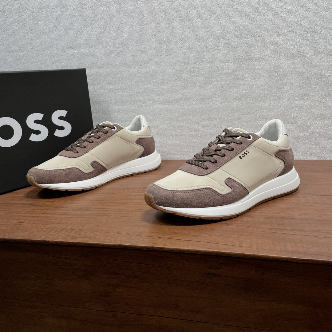 NO:897991,Coding BOSS men's new low-top casual sneakers  Top-quality BOSS lace-up casual sneakers produced in Dongguan, made of suede calf leather spliced with nylon cloth upper, calf leather wrapped on the heel and decorated with three-color embroidered logo details, 'BOSS' logo details embossed on the tongue, silk screen logo logo on the outside, classic sports style, with lightweight EVA midsole and wear-resistant rubber outsole, breathable fabric lining and large logo foot pads, the upper foot is soft, comfortable and breathable, and comes with original box packaging!  Code number 39-40-41-42-43-44 Standard leather shoe code (45 can be customized and does not support returns) Item number 50554612 Cloth beige, sneakers, cowhide19860909编码 BOSS 男士新款低帮休闲运动鞋 莞产顶级高品,BOSS系带休闲运动鞋,采用绒面牛皮革拼接尼龙布面鞋面,后跟小牛皮包裹并点缀三色刺绣标识细节,鞋舌压印“BOSS”logo细节,外侧丝印logo徽标,经典运动风格,搭配轻盈EVA中底和耐磨橡胶外底,织物透气内里及大号徽标垫脚,上脚柔软舒适透气,配原盒包装！ 码数39-40-41-42-43-44 标准皮鞋码（45可定做不支持退换） 货号50554612布面 米色,,sneakers,cowhide,Men's shoes
