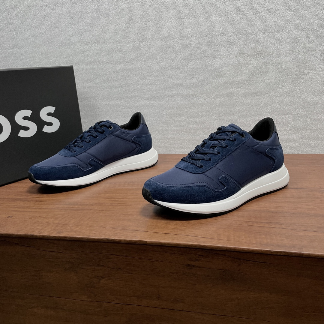 NO:897993,Coding BOSS men's new low-top casual sneakers  Top-quality BOSS lace-up casual sneakers produced in Dongguan, made of suede calf leather spliced with nylon cloth upper, calf leather wrapped on the heel and decorated with three-color embroidered logo details, 'BOSS' logo details embossed on the tongue, silk screen logo logo on the outside, classic sports style, with lightweight EVA midsole and wear-resistant rubber outsole, breathable fabric lining and large logo foot pads, the upper foot is soft, comfortable and breathable, and comes with original box packaging!  Code number 39-40-41-42-43-44 Standard leather shoe code (45 can be customized and does not support returns) Item number 50554612 Cloth blue, sneakers, cowhide19860909编码 BOSS 男士新款低帮休闲运动鞋 莞产顶级高品,BOSS系带休闲运动鞋,采用绒面牛皮革拼接尼龙布面鞋面,后跟小牛皮包裹并点缀三色刺绣标识细节,鞋舌压印“BOSS”logo细节,外侧丝印logo徽标,经典运动风格,搭配轻盈EVA中底和耐磨橡胶外底,织物透气内里及大号徽标垫脚,上脚柔软舒适透气,配原盒包装！ 码数39-40-41-42-43-44 标准皮鞋码（45可定做不支持退换） 货号50554612布面 蓝色,,sneakers,cowhide,Men's shoes