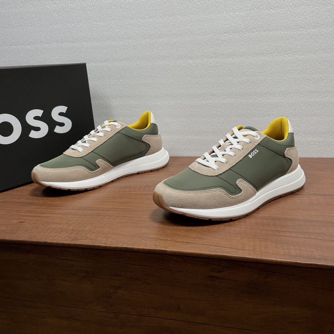 NO:897995,Coding BOSS men's new low-top casual sneakers  Top-quality BOSS lace-up casual sneakers produced in Dongguan, made of suede calf leather spliced with nylon cloth upper, calf leather wrapped on the heel and decorated with three-color embroidered logo details, 'BOSS' logo details embossed on the tongue, silk screen logo logo on the outside, classic sports style, with lightweight EVA midsole and wear-resistant rubber outsole, breathable fabric lining and large logo foot pads, the upper foot is soft, comfortable and breathable, and comes with original box packaging!  Code number 39-40-41-42-43-44 Standard leather shoe code (45 can be customized and does not support returns) Item No. 50554612 Cloth Army green, sneakers, cowhide19860909编码 BOSS 男士新款低帮休闲运动鞋 莞产顶级高品,BOSS系带休闲运动鞋,采用绒面牛皮革拼接尼龙布面鞋面,后跟小牛皮包裹并点缀三色刺绣标识细节,鞋舌压印“BOSS”logo细节,外侧丝印logo徽标,经典运动风格,搭配轻盈EVA中底和耐磨橡胶外底,织物透气内里及大号徽标垫脚,上脚柔软舒适透气,配原盒包装！ 码数39-40-41-42-43-44 标准皮鞋码（45可定做不支持退换） 货号50554612布面 军绿,,sneakers,cowhide,Men's shoes