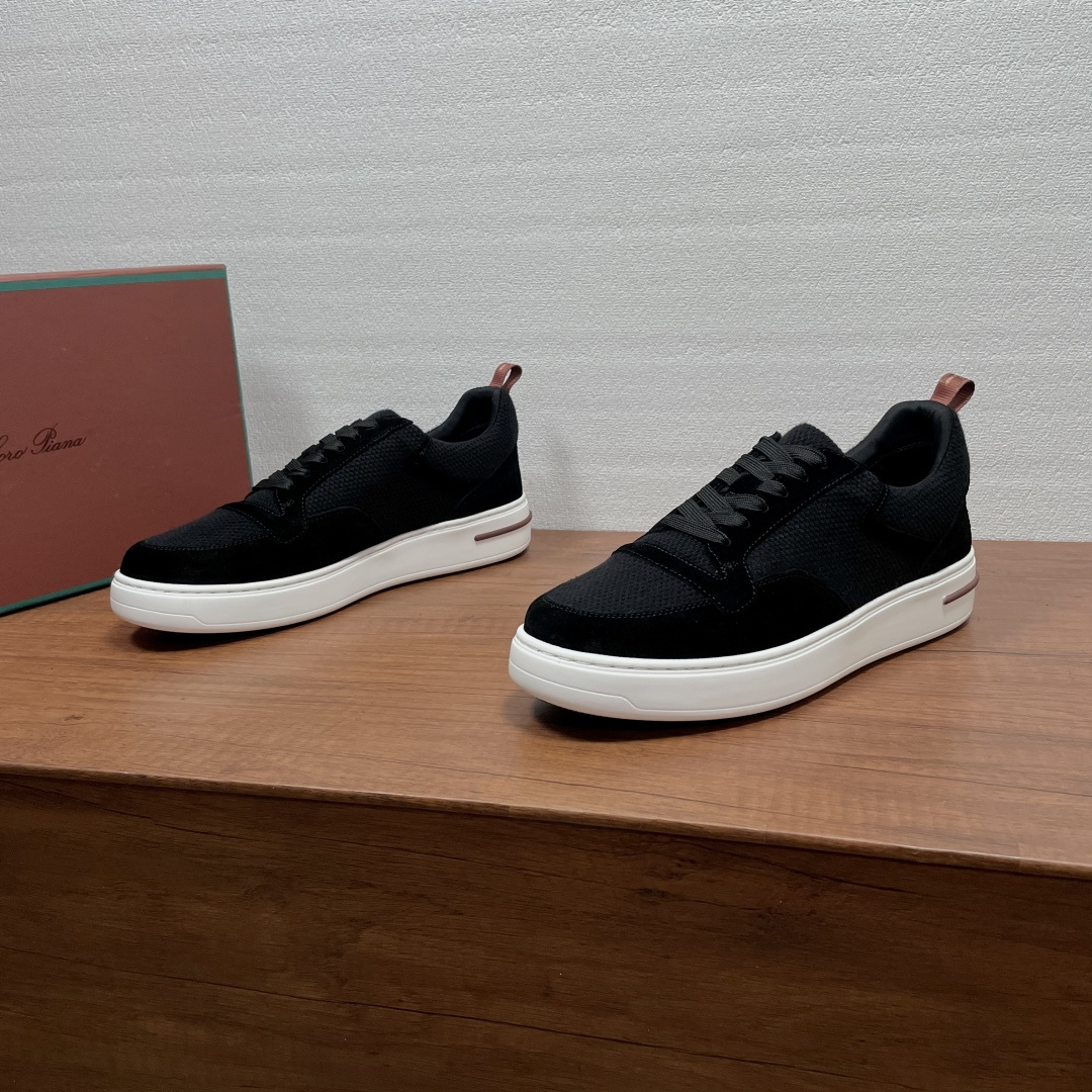 NO:930879,Loro Piana/Noyo Piana men's new casual sports shoes are shipped. These casual shoes are made of suede cow leather spliced ​​knitted fabric fabric. They have a classic sports shoe shape and a modern and simple style. They are equipped with the iconic Kummel colored webbing and logo logo at the back. They are matched with a soft fabric breathable lining, logo cowhide foot pads, and lightweight rubber soles. The car midsole is made of car midsole. It does not fall off without peeling. It is comfortable and not tiring. It can be worn in all seasons. As a daily shoe, you can easily create a casual style!  Comes with full original packaging!  Code number 39-40-41-42-43-44 Standard leather shoe size (38/45 can be customized but does not support returns) Item number 3862 pockmark black, loro piana, sneakers, cowhide19860909Loro Piana/诺悠翩雅 男士新款休闲运动鞋出货 这款休闲鞋采用反绒牛皮革拼接针织织物面料打造,经典运动鞋版型,款式现代简约,后配有标志性Kummel色织带和logo徽标,搭配柔软织物透气内里,徽标牛皮垫脚,配以轻盈橡胶鞋底,车中底做法,不开胶不掉底,上脚舒适不累脚,四季可穿,作为日常鞋履,轻松打造休闲风格！配全套原包装！ 码数39-40-41-42-43-44 标准皮鞋尺码（38/45可定做但不支持退换） 货号3862麻面 黑色,,loro piana,sneakers,cowhide,Men's shoes