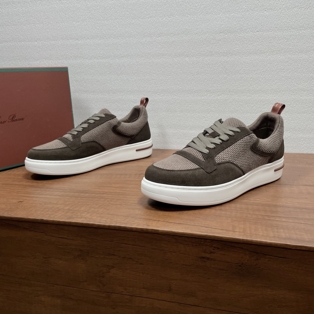 NO:930905,Loro Piana/Noyo Piana men's new casual sports shoes are shipped. These casual shoes are made of suede cow leather spliced ​​knitted fabric fabric. They have a classic sports shoe shape and a modern and simple style. They are equipped with the iconic Kummel colored webbing and logo logo at the back. They are matched with a soft fabric breathable lining, logo cowhide foot pads, and lightweight rubber soles. The car midsole is made of car midsole. It does not fall off without peeling. It is comfortable and not tiring. It can be worn in all seasons. As a daily shoe, you can easily create a casual style!  Comes with full original packaging!  Code number 39-40-41-42-43-44 Standard leather shoe size (38/45 can be customized but does not support returns) Item No. 3862 pockmarked coffee color, loro piana, sneakers, cowhide19860909Loro Piana/诺悠翩雅 男士新款休闲运动鞋出货 这款休闲鞋采用反绒牛皮革拼接针织织物面料打造,经典运动鞋版型,款式现代简约,后配有标志性Kummel色织带和logo徽标,搭配柔软织物透气内里,徽标牛皮垫脚,配以轻盈橡胶鞋底,车中底做法,不开胶不掉底,上脚舒适不累脚,四季可穿,作为日常鞋履,轻松打造休闲风格！配全套原包装！ 码数39-40-41-42-43-44 标准皮鞋尺码（38/45可定做但不支持退换） 货号3862麻面 咖色,,loro piana,sneakers,cowhide,Men's shoes