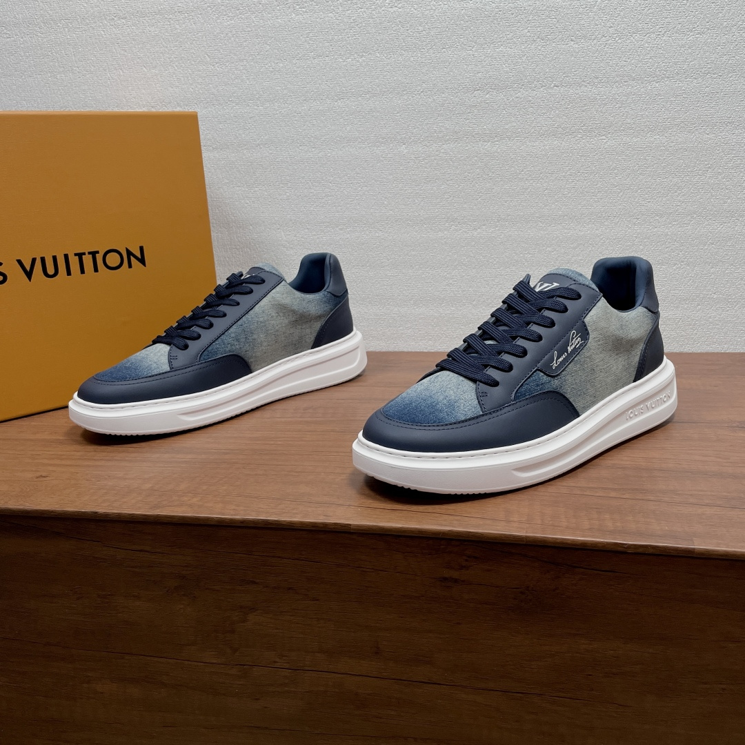 NO:955097,LV's new BEVERLY HILLS sneakers. This Beverly Hills sneaker is made of smooth calfskin and distressed denim canvas uppers, with a neat and casual configuration. It is matched with a thick yet lightweight rubber outsole and the Louis Vuitton handwritten logo on the side to upgrade the casual and elegant style. The tongue, heel and outsole are decorated with the Louis Vuitton logo, a cowhide fabric mixed lining, a silk-screen logo cowhide foot, and an ultra-light rubber outsole with the brand logo. The upper foot is comfortable and stylish, and comes with a full set of original packaging!  Size 39-40-41-42-43-44 (38/45/46 can be customized),,louis vuitton,louis vuitton,sneakers,cowhide19860909LV全新BEVERLY HILLS 运动鞋 本款 Beverly Hills 运动鞋取材光滑小牛皮和做旧牛仔帆布鞋面,利落休闲构型,搭配厚实而轻盈的橡胶外底与侧面路易威登手写体标识升级闲雅格调.鞋舌、后跟和外底饰有路易威登标识,牛皮织物混合内里,丝印徽标牛皮垫脚,搭配品牌标识的超轻橡胶外底.上脚舒适有型,配全套原包装！ 尺码39-40-41-42-43-44（38/45/46可定做）,,louis vuitton,louis vuitton,sneakers,cowhide,Men's shoes