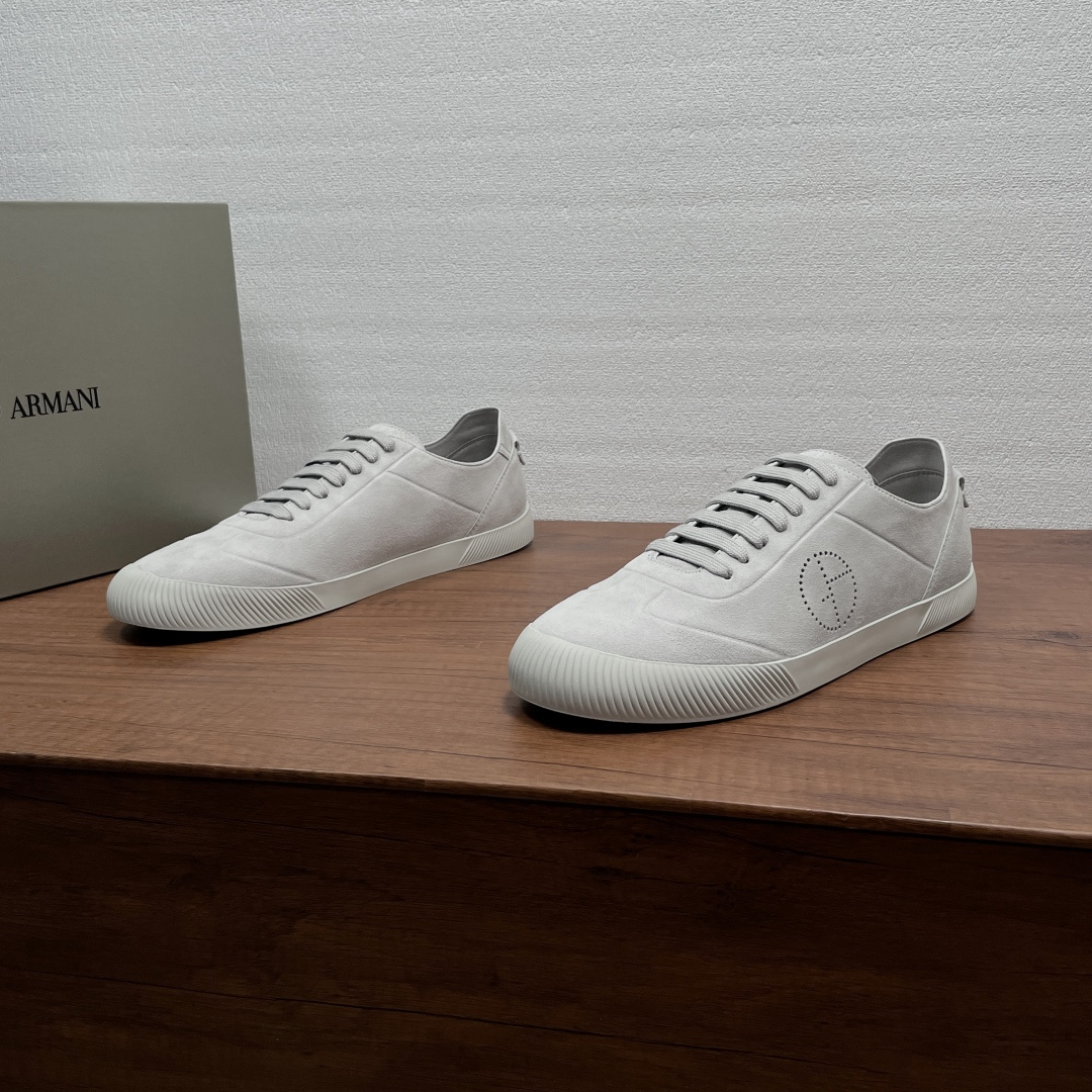 NO:955952,GIORGIO ARMANI/Giorgio Armani Men's Casual Sports Shoes Made in Guangdong with raw materials, original version 11 developed, everything restored to the official version!  The fabric is made of imported velvet cow leather, with punched logo details on the outside and embossed LOGO on the heel. The materials and production process are very good. The suede cow leather interior is equipped with calfskin insole and embossed patented LOGO. It is produced by a professional factory. It is matched with a light and thin wavy stripe non-slip rubber outsole. It is developed and produced with original boards. It comes with original box packaging, dust bag, and complete tags.  Size 39-40-41-42-43-44 (45 customized),,armani,armani,sneakers,cowhide19860909GIORGIO ARMANI/乔治阿玛尼 男士休闲运动鞋 莞产原材料猛货,原版11开发,一切还原官方版本！面料采用进口丝绒牛皮革打造,外侧冲孔标识细节,后跟压印LOGO,材料到制作工艺非常到位,绒面牛皮革内里,配以小牛皮鞋垫,加有压印字休专利LOGO,专业工厂生产,搭配轻薄波浪条纹防滑橡胶大底,原板开发生产,配原盒包装防尘袋,吊牌齐全. 尺码39-40-41-42-43-44（45定做）,,armani,armani,sneakers,cowhide,Men's shoes